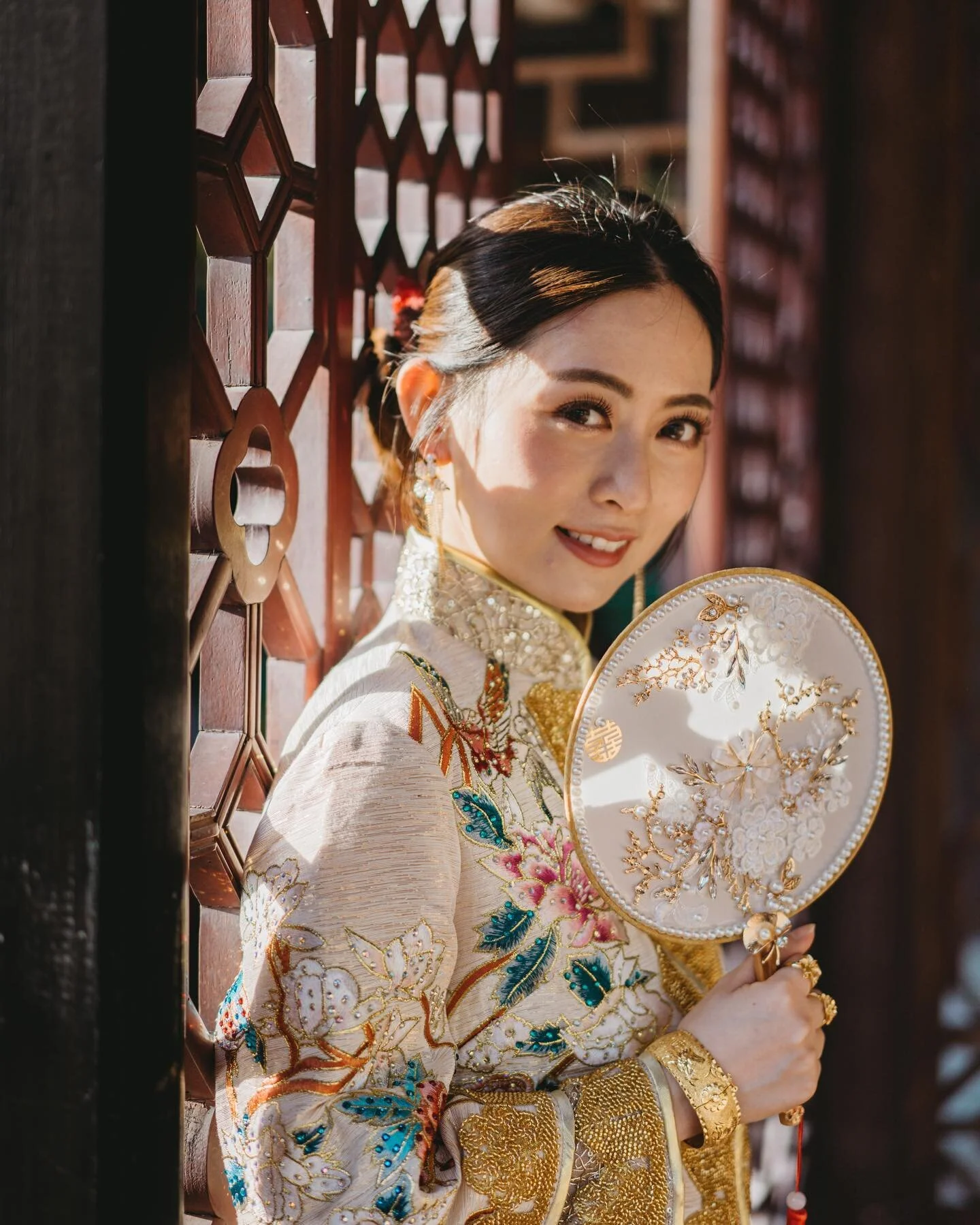 斜光入丹扇，的的最分明。
欲持照凋栱，仍作繞樑聲。
-
-
-
Photographer @kitography_ @3arles
Qua @queens_embroidery
MUA @muasamanthal
Bouquet @flowerlab_hk
Shoes @odelicate
Calligrapher @whalewhispers_
Accessories @cloris_wedding
.
.
.
.
.
#engagementshoots #engagementsession 