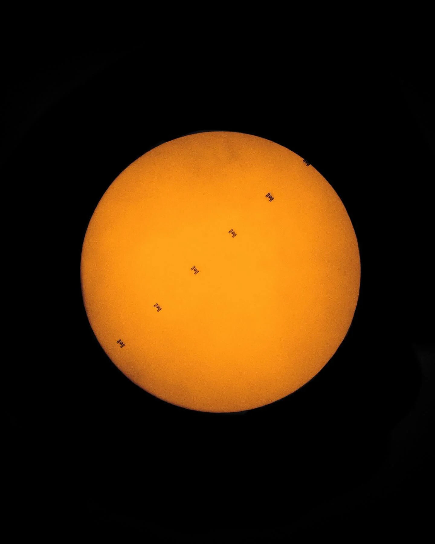 Last week, I went to Lantau Island for the @iss solar transit. 

The International Space Station was traveling 27,600 km/h at an orbit height of 408km. The transit lasted for only 0.54s. 

It was nearly impossible to capture the ISS with such a high 