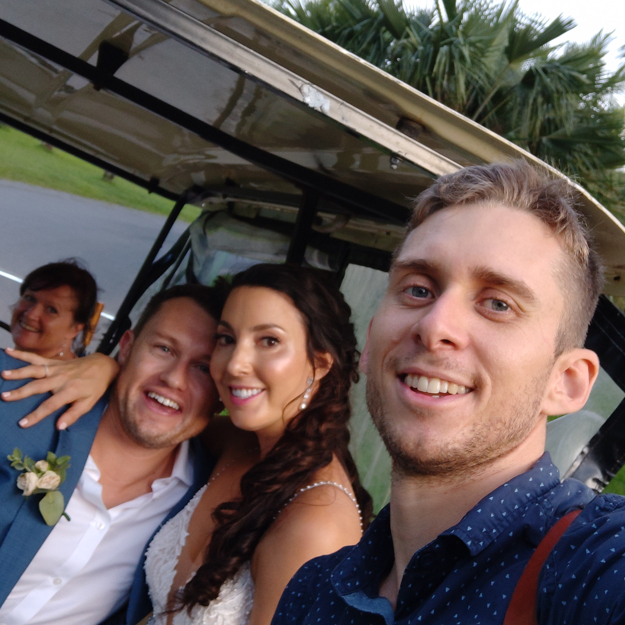 The-raw-photographer-cairns-wedding-photography-bridalparty-selfie-3.jpg