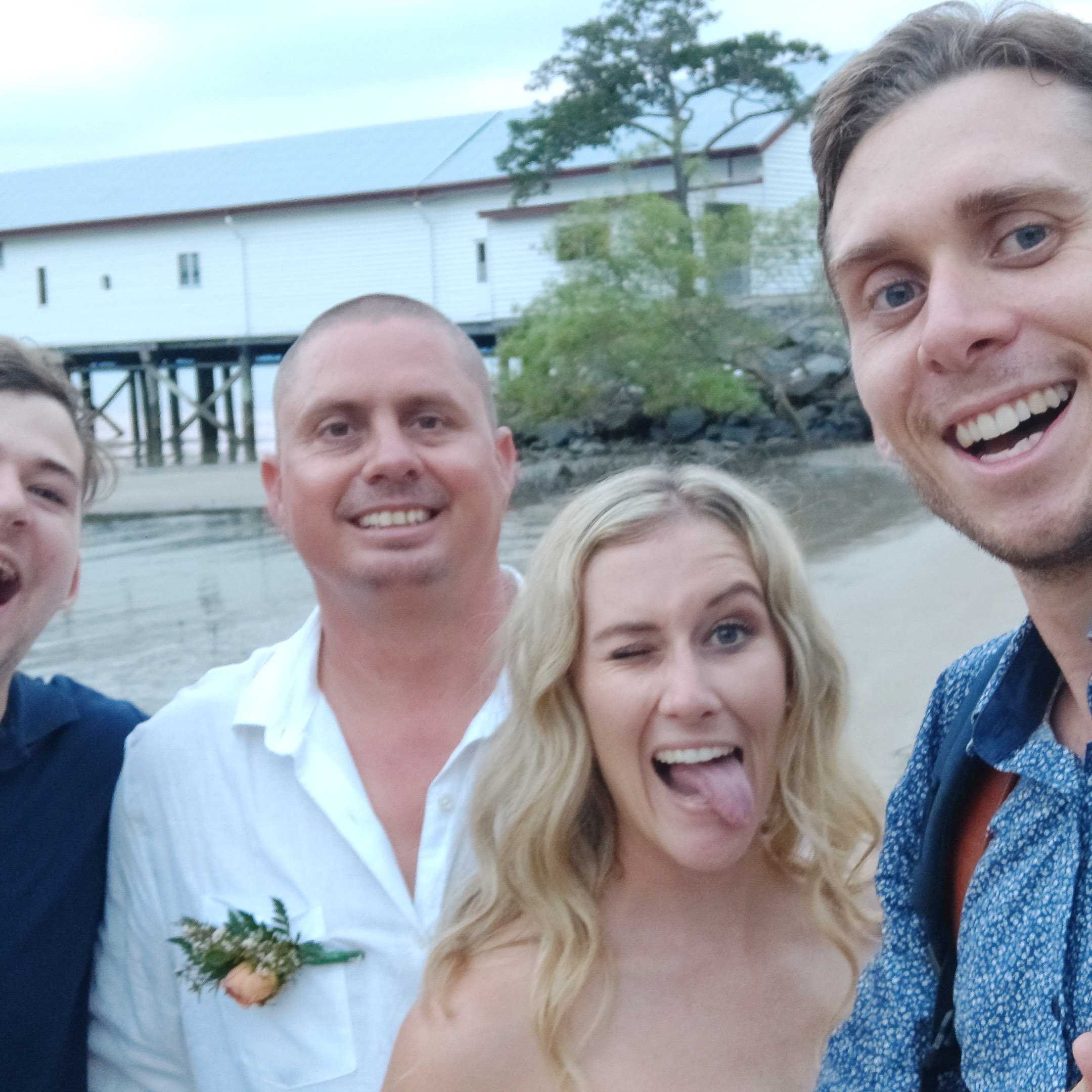 The-raw-photographer-cairns-wedding-photography-bridalparty-selfie-4.jpg