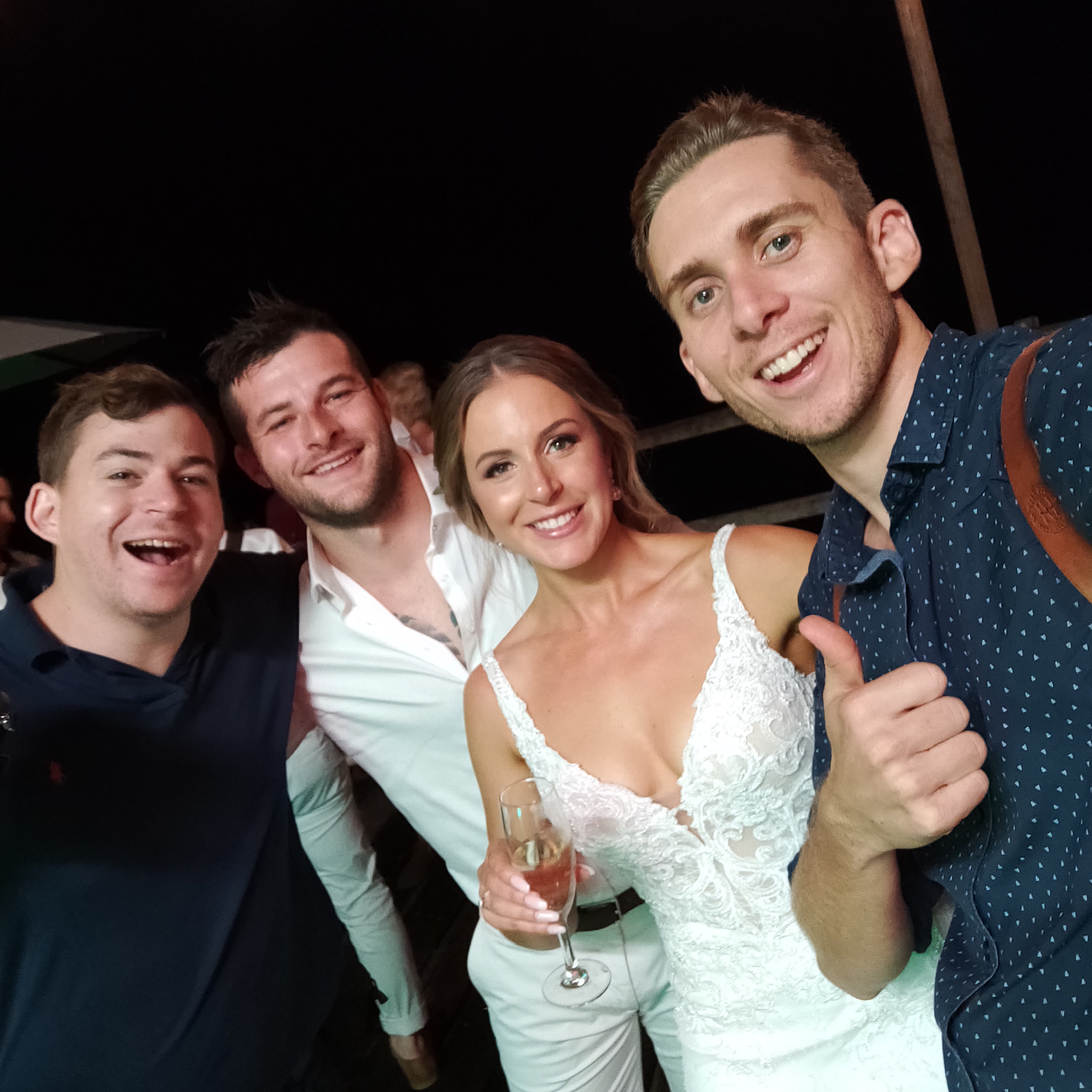 The-raw-photographer-cairns-wedding-photography-bridalparty-selfie-7.jpg