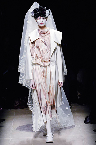 Comme des Garçons AW05 ‘Broken Bride’ (image: Vogue )