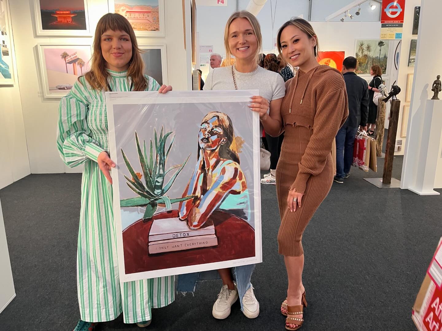 #feelthelove Our lovely client Lydia surprised her friend Maria with this beautiful edition #Detox by our star-artist @marcelinaamelia - it&rsquo;s always so touching to feel the happiness on the stand! We&rsquo;re open to Sunday - please DM your ema