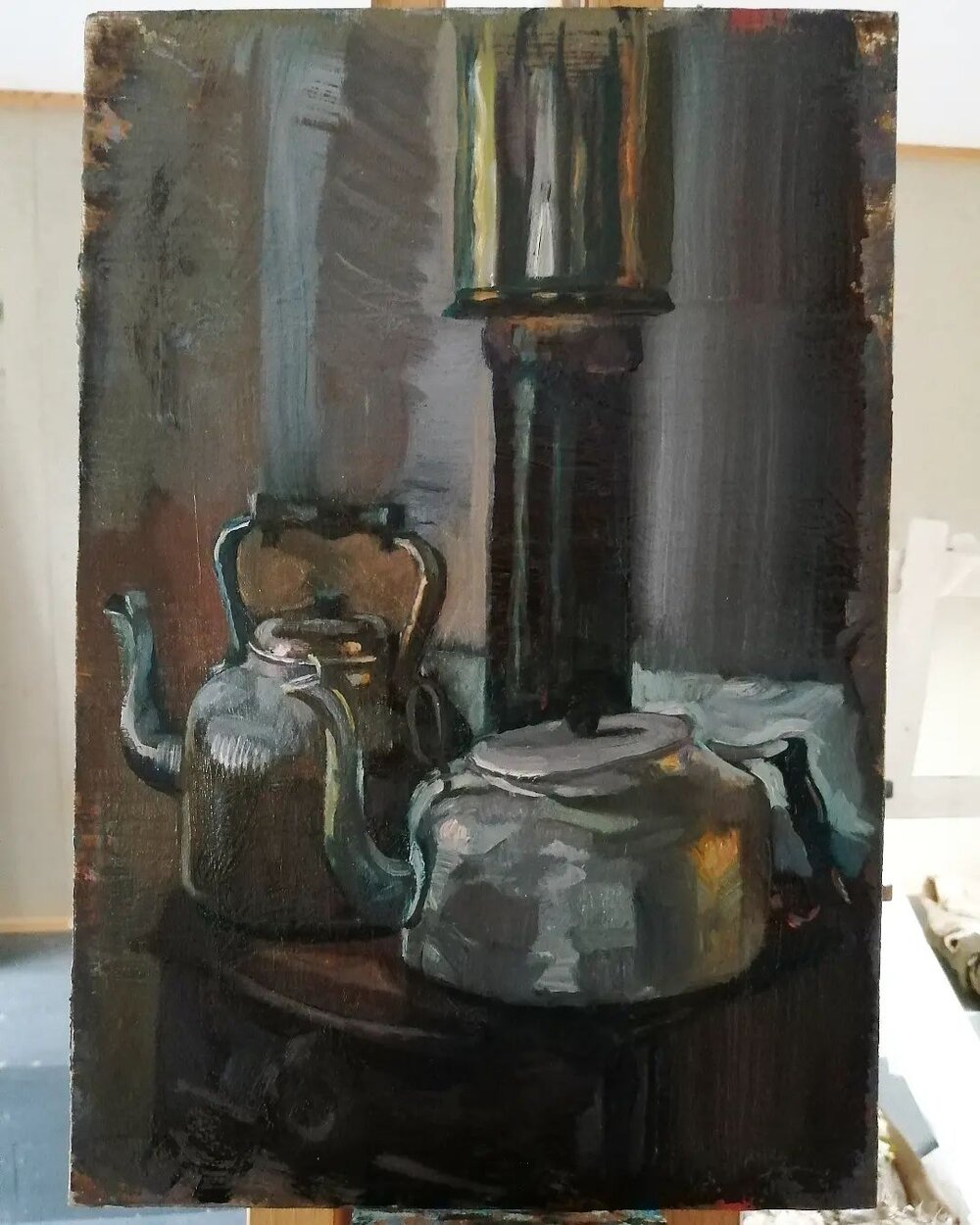 Ilay's kettles on the wood stove in his caravan. He used these for all hot water needs for many, many years. Alas he's been upgraded to an indoor tap just in time for his 80th birthday! @ilaycooper
#artoftheday
#paintingoninstagram
#royalsocietyofpor