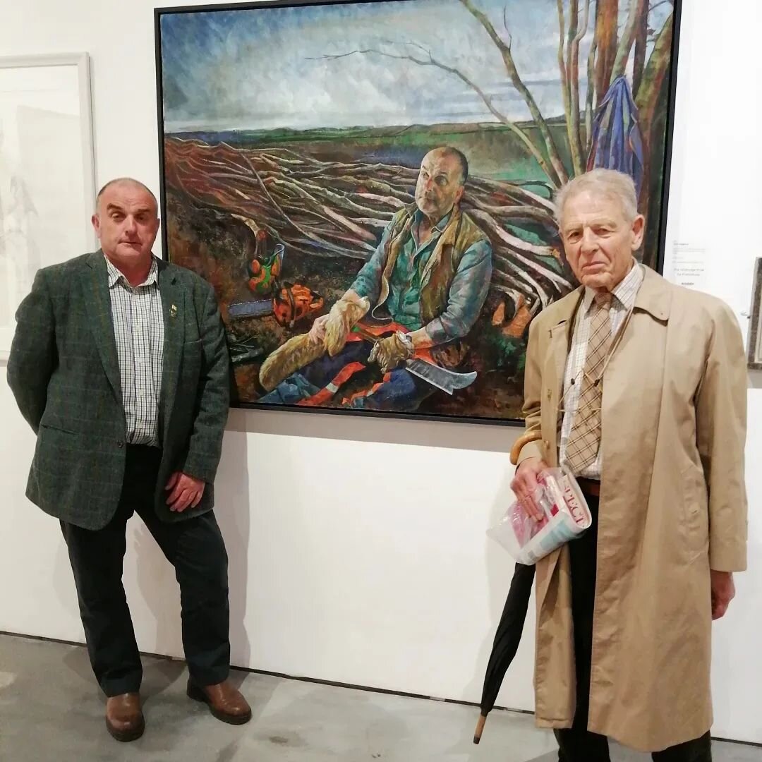 RP show @royalsocietyportraitpainters closes this afternoon @mallgalleries
Here's my hedge layer with his portrait and a visit from the actor Edward Fox who has commissioned Russell to lay some of his own hedges at his Dorset home. We all ended up in