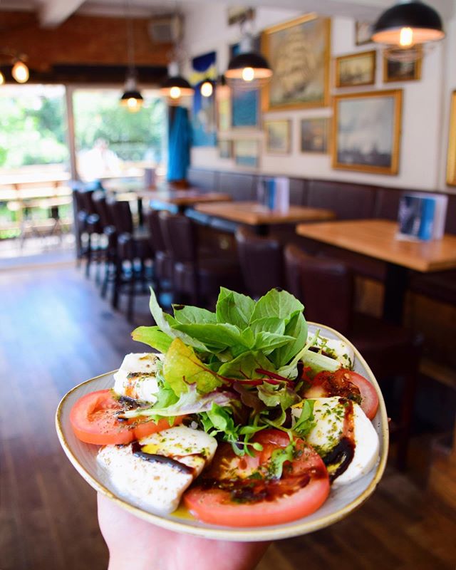 Who would say no to a fresh salad on a hot day like today? .
Sometimes the simplest things are the tastiest 🤤. Our Caprese salad is looking good today. .
.
.
#tasty #salad #yum #summer #enjoy #sun #sunnyday #tomato #terrace #oxford #pub #restaurant #TheLighthouse #healthy #healthyfood #food #pornfood #foodphotography