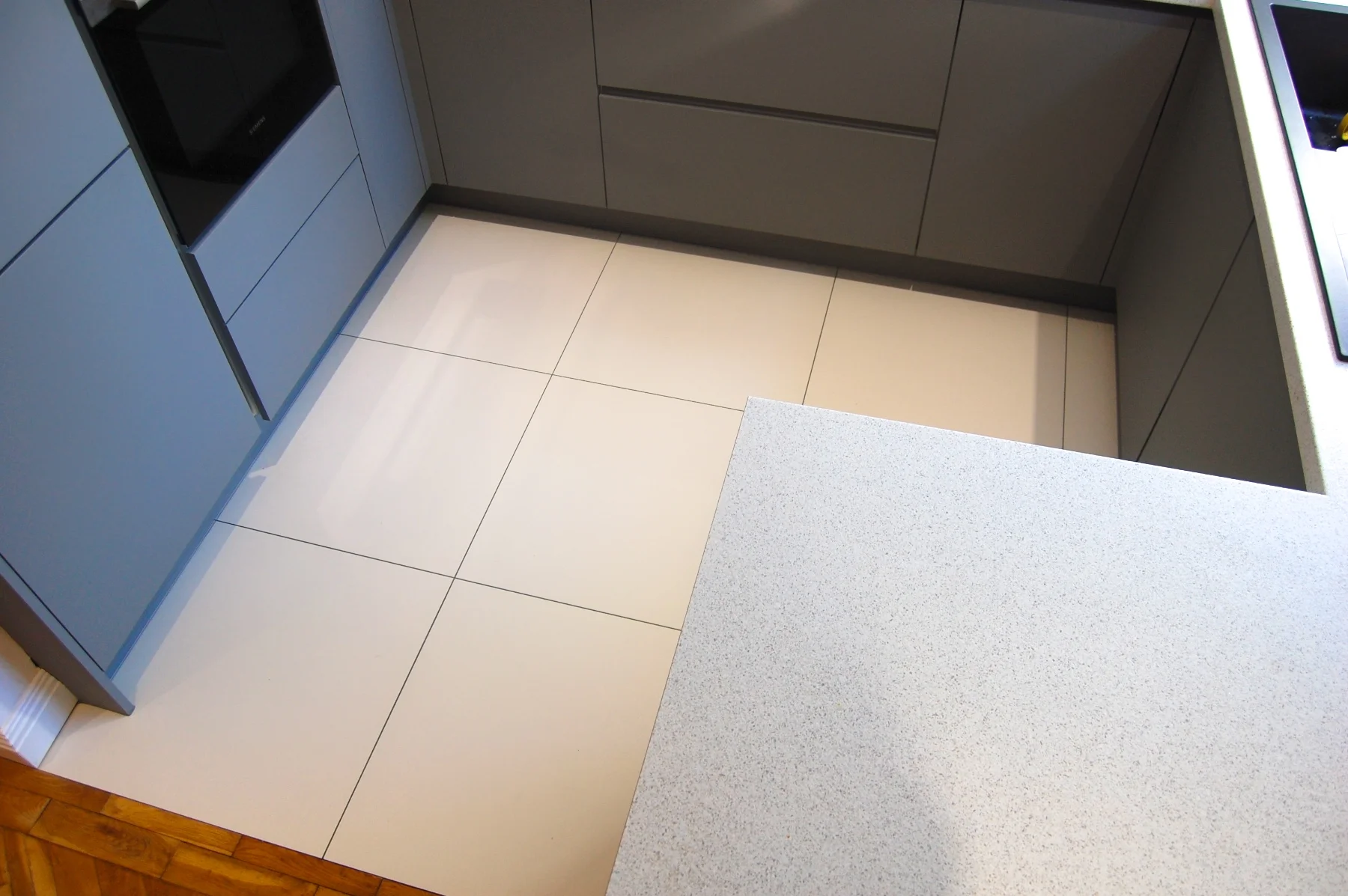White Grey Matt True Handleless Kitchen Sunbury Hampton Teddington 981.jpg