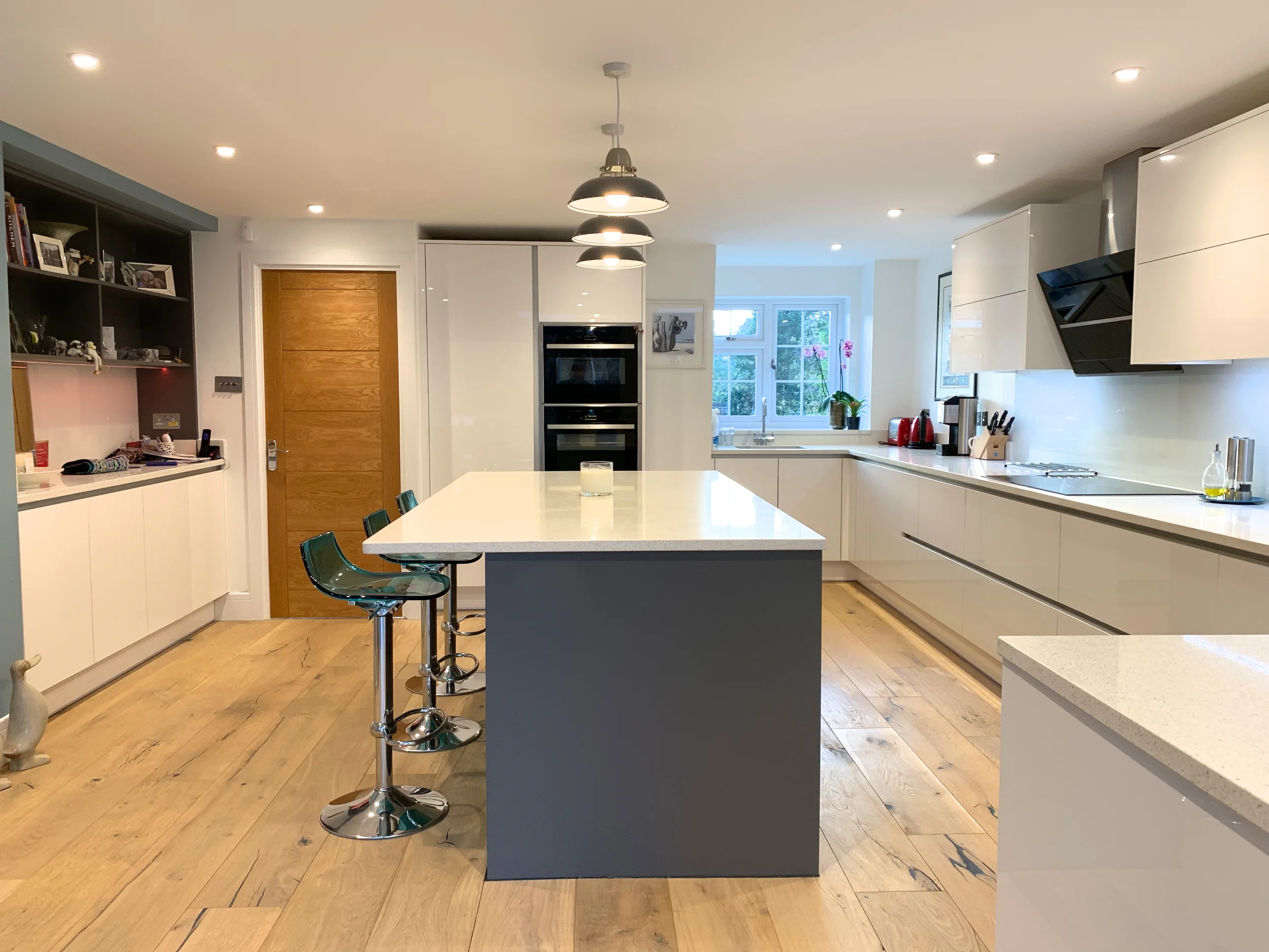 True Handleless Kitchen Wokingham Gloss & Matt Mix 1014.jpg