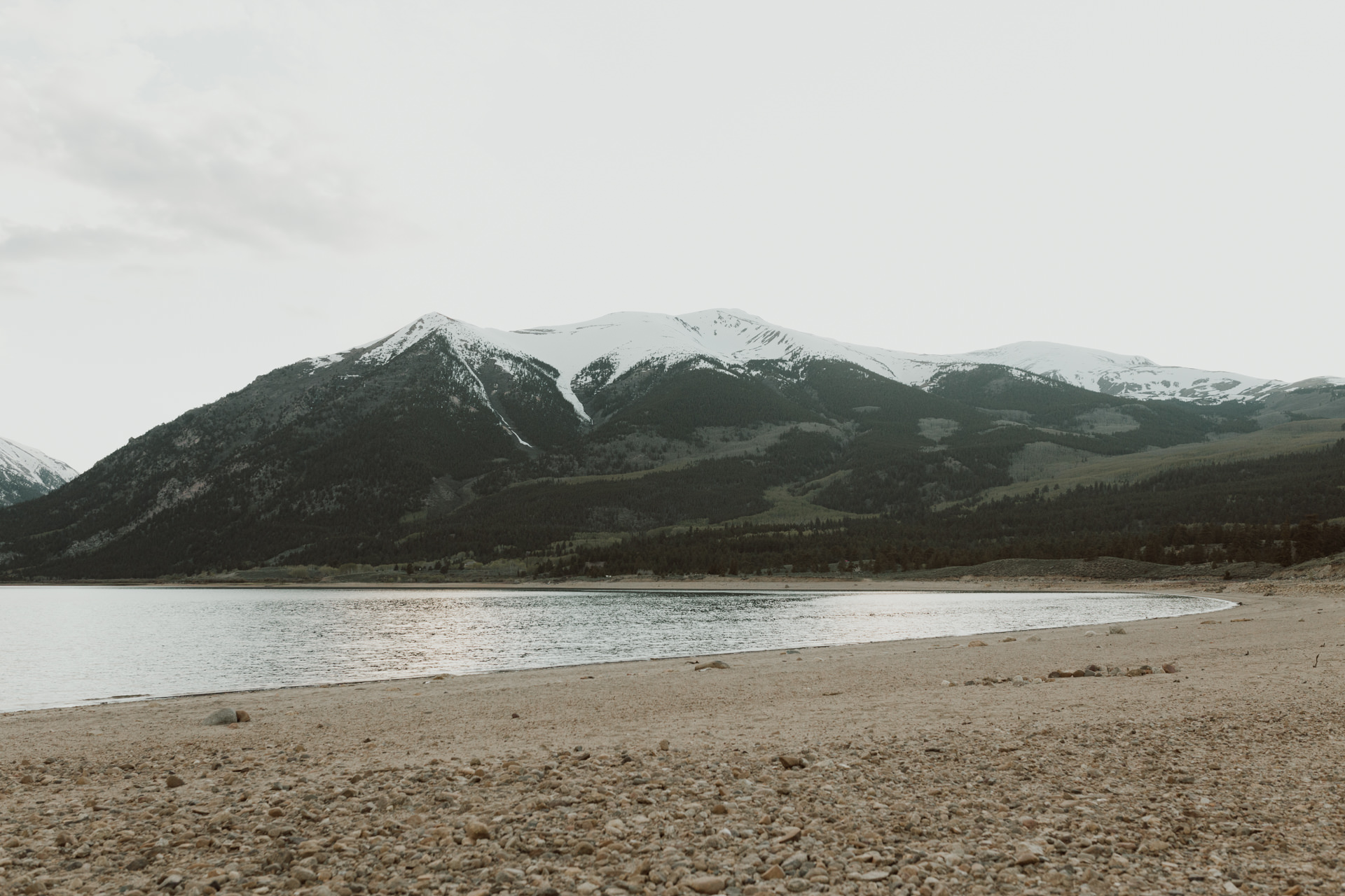 adventurous-colorado-mountain-lake-couples-shoot-17.jpg