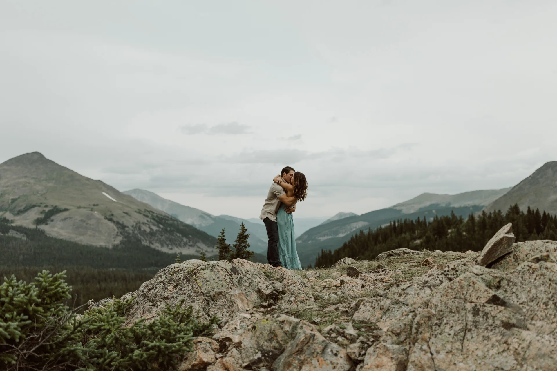 cedarandpines-adventurous-alpine-lake-engagements-6.jpg