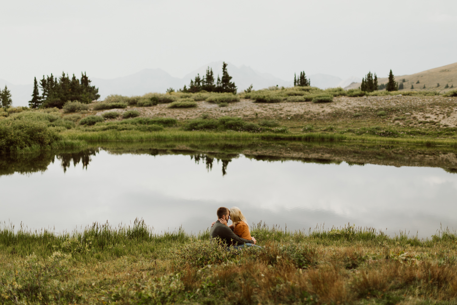 colorado-mountain-top-unposed-engagements-23.jpg