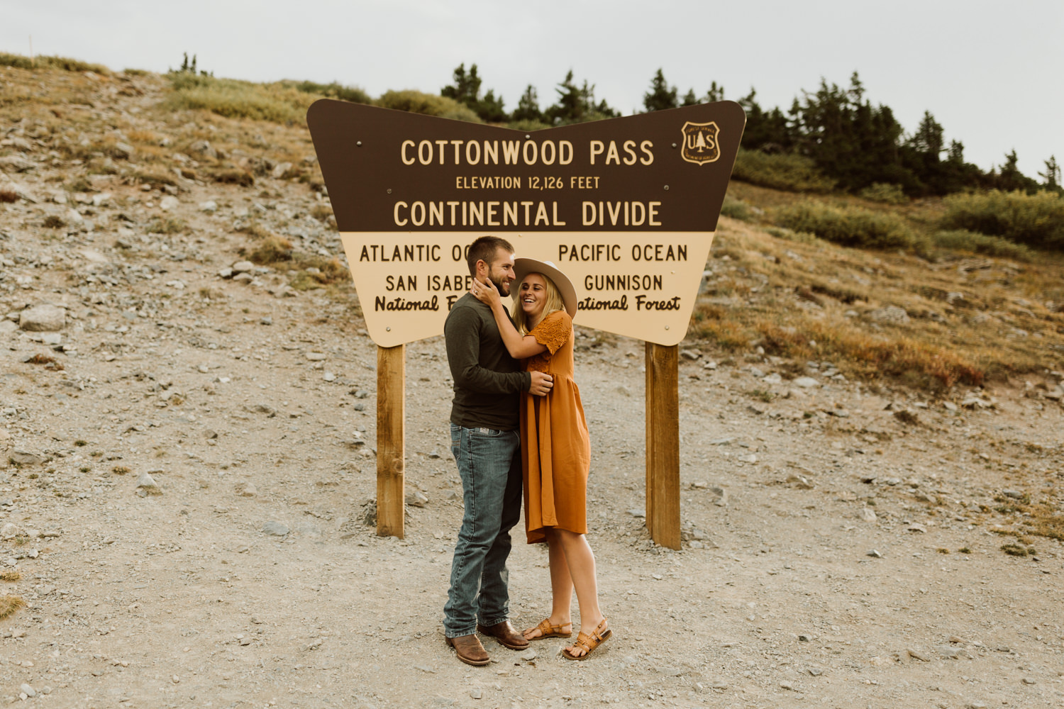 colorado-mountain-top-unposed-engagements-26.jpg