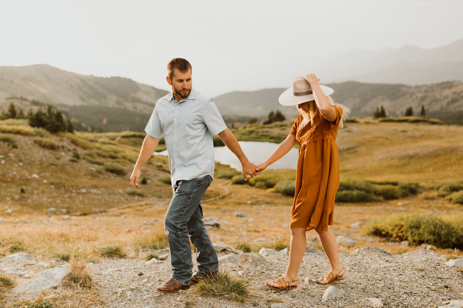 colorado-mountain-top-unposed-engagements-27.jpg