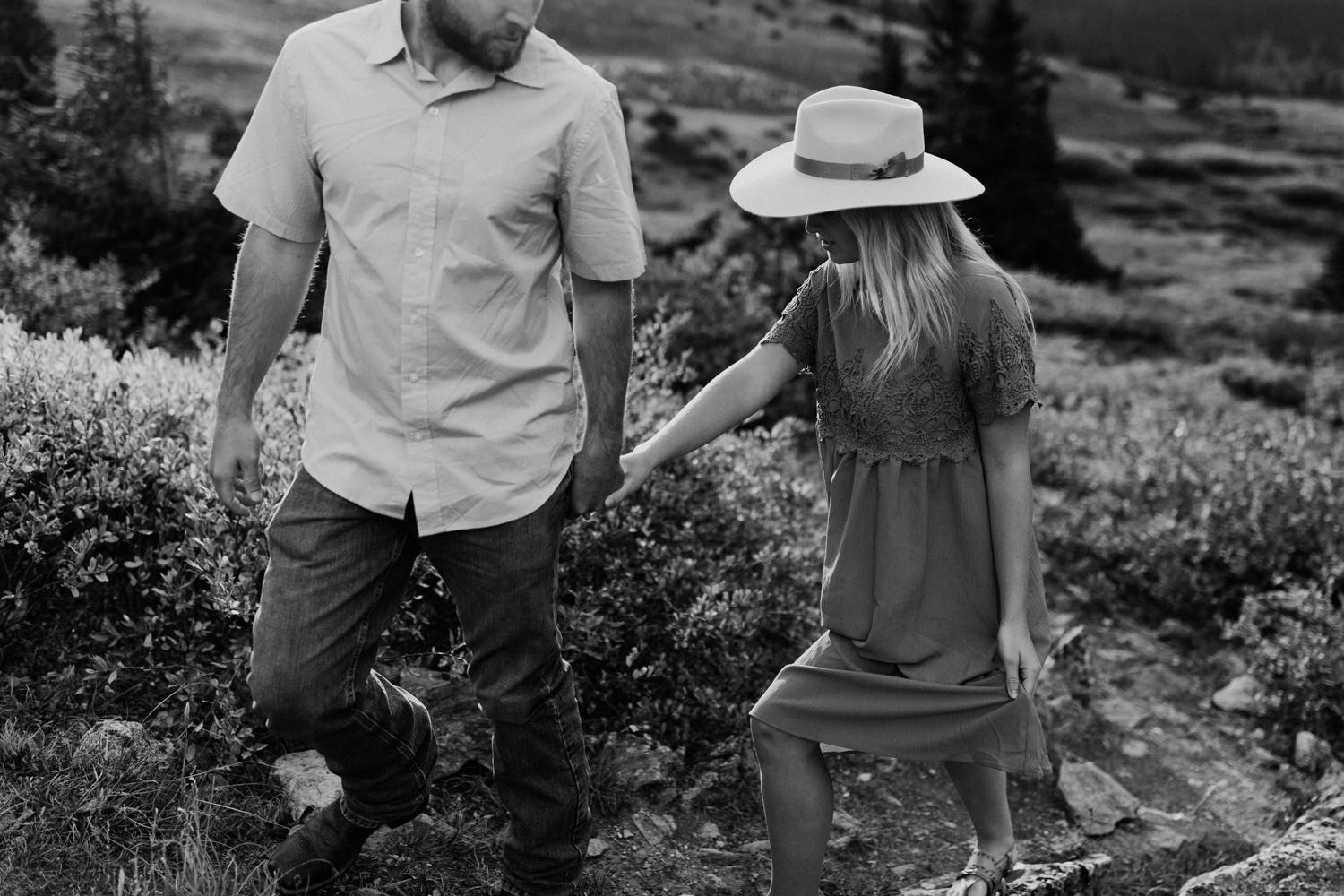 colorado-mountain-top-unposed-engagements-32.jpg