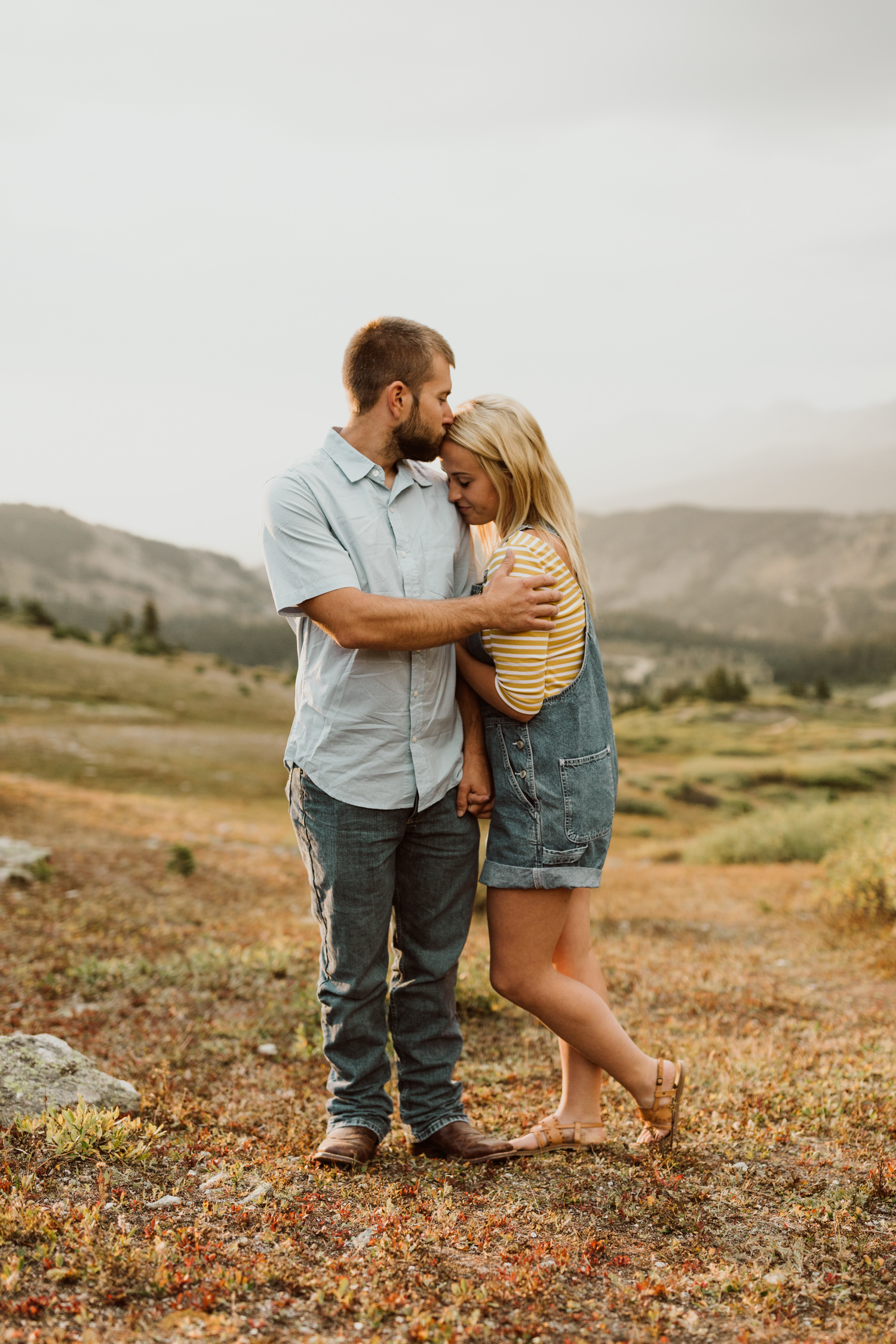 colorado-mountain-top-unposed-engagements-37.jpg