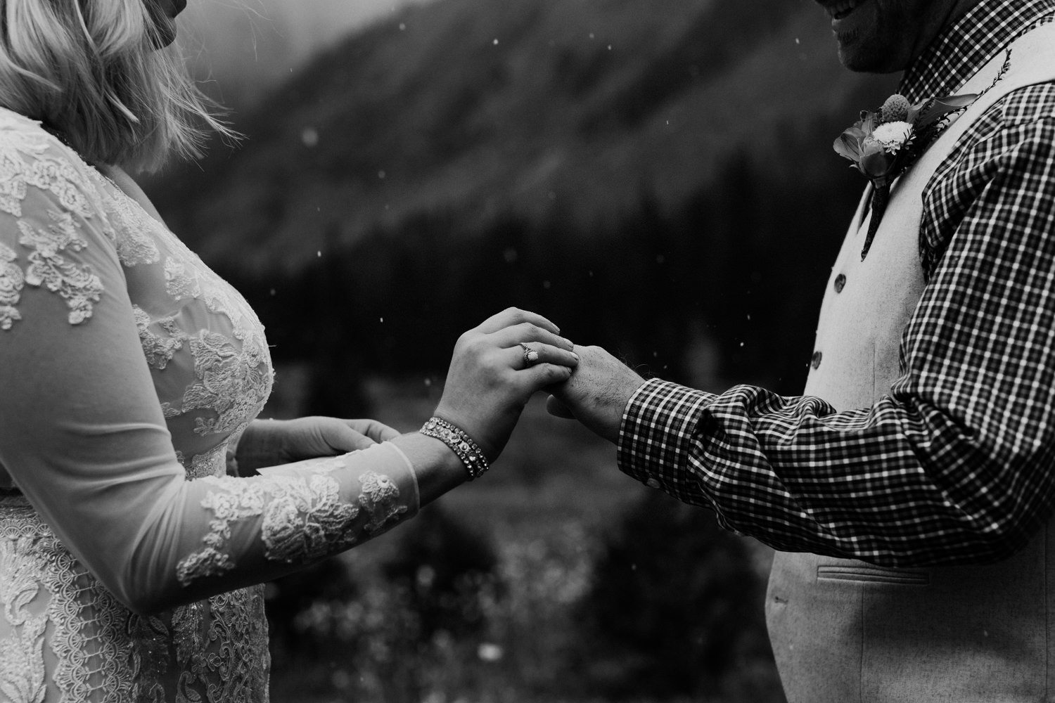 colorado-elopement-photographer-puente-cabin-42.jpg