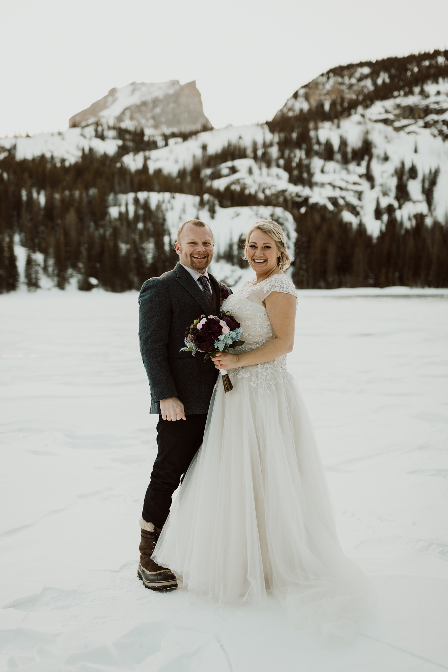 frozen-lake-colorado-elopement-photographer-10.jpg