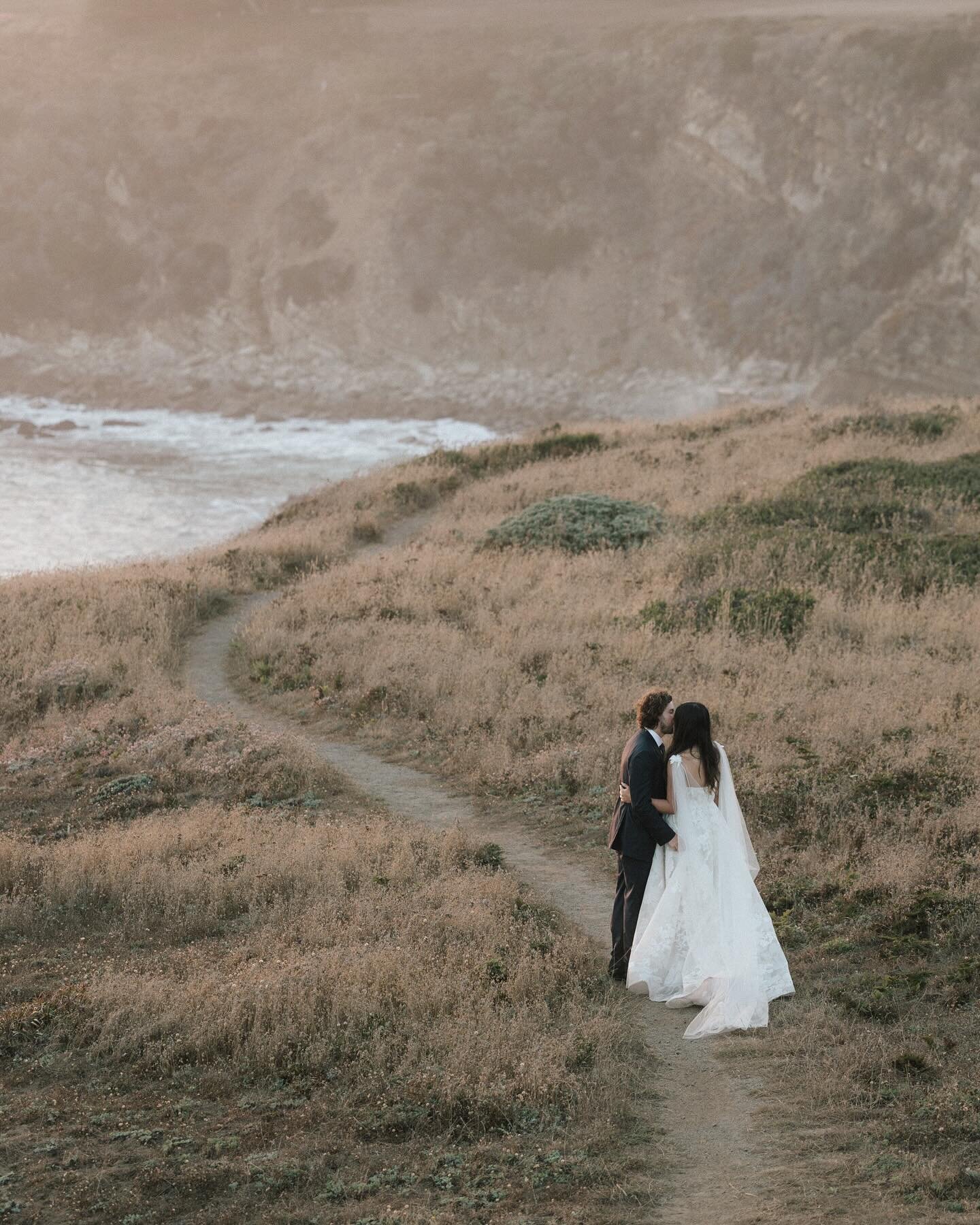 a moment for this coastline.

@maeandco_creative 
@timbercoveresort 
@selvafloral