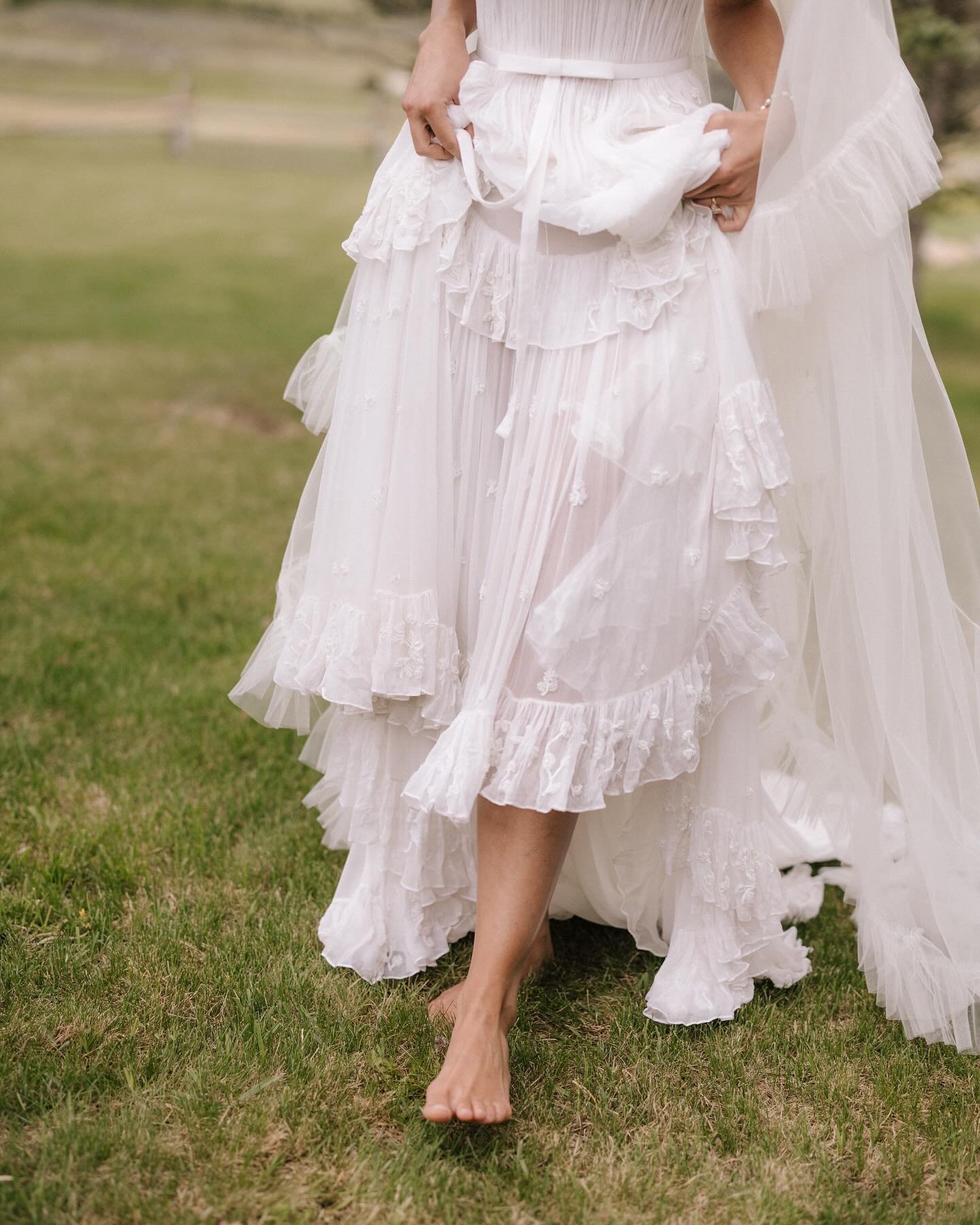 barefoot + breezy. I think @taylor_hill created a whole summer bride vibe.

can&rsquo;t wait to frolic through these mountains again this summer.

&mdash;&mdash;&mdash;

@vogueweddings 
@etro 
@table6productions 
@devilsthumbranch