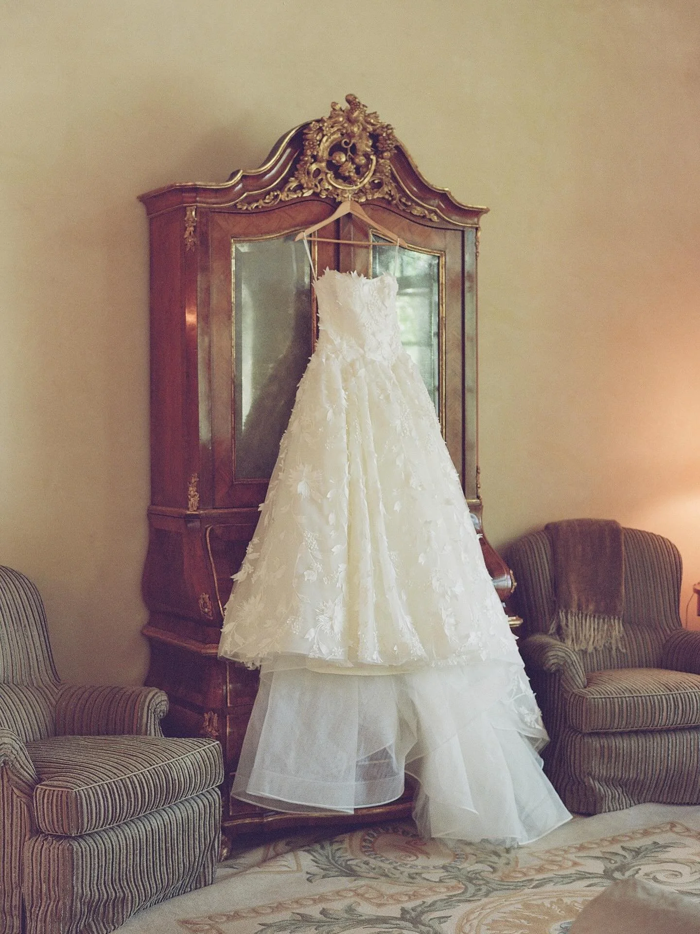 a moment for this @amsale look.

@paperforestdesign 
@thestoryof.flowers