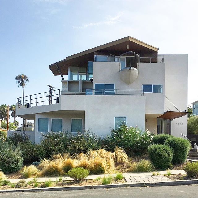 The Beach House boasts 3 stories of ocean views, including one special boat bow balcony ☝️
#neverletgojack #kingoftheworld .
.
.
.
.
.
.
 #dwellpow #architecture #architect #beachhouse #coastal #sunsetcliffs #sandiego #sandiegodesign #family #landsca