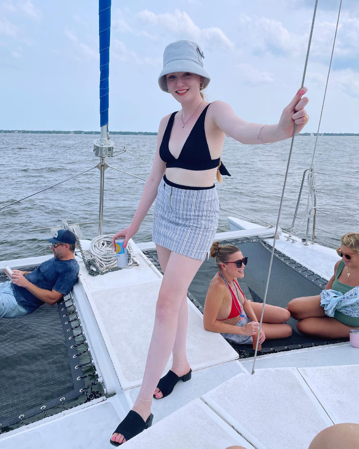 Location: Lowcountry 🛥🇺🇸🦀
&bull;
#lowcountrylife #chslife #charlestonsc #charlestonsailingadventures #charlestonharbor #harborviews #boatday #onaboat #onholiday #fourthofjuly #julyfourth #weekendcelebration #partytime #partyville #cheers #drinkup