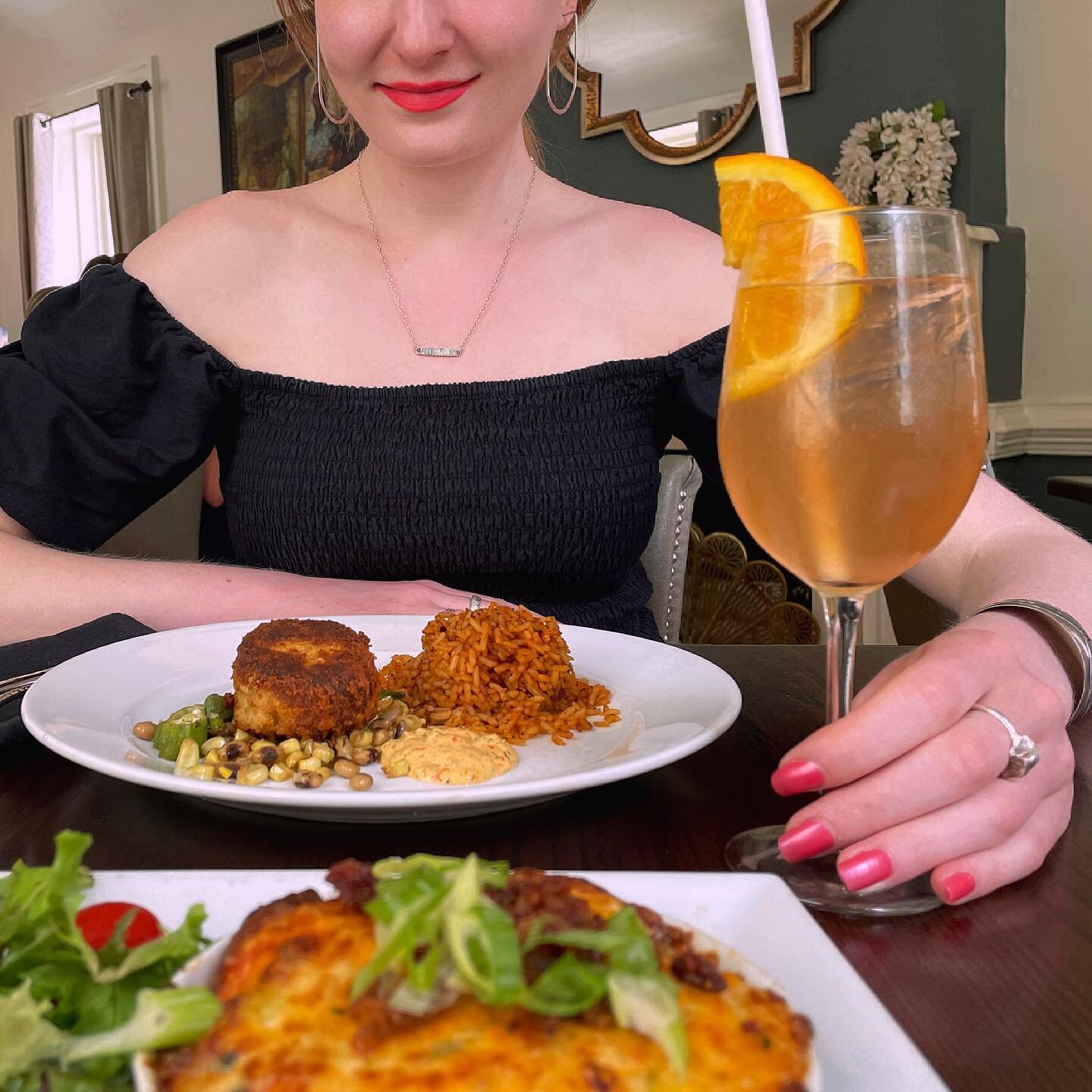 Southern Comfort 🍅🌽🥧
&bull;
#tomatopie #crabcakes #peachsangria #queenssangria #82queencharleston #southofbroad #charlestonsc #charlestoneats #chseats #eateateat #eatup #drinkup #drinktime #lunchplate #lunchdate #southerncooking #southernsummer