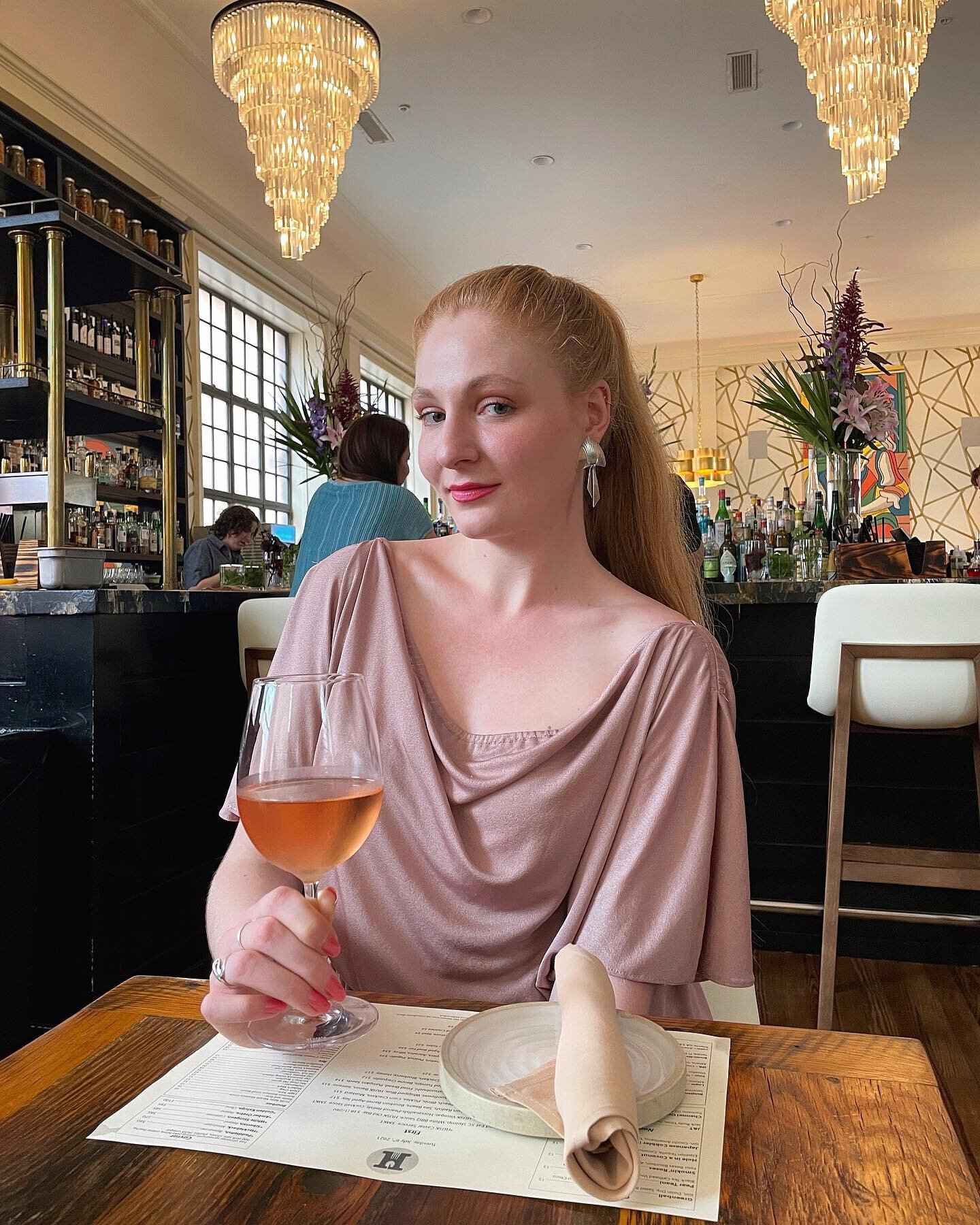 Peachy Keen 🍑 ~ #ItMe surrounded by snazzy decor that inhabits @HuskSavanah&rsquo;s historic, late #19thCentury home (of coastal Georgia ingredients) 🌽 
The rotating wine list is grouped by terroir &amp; soil type - vs. grape varietal - to further 