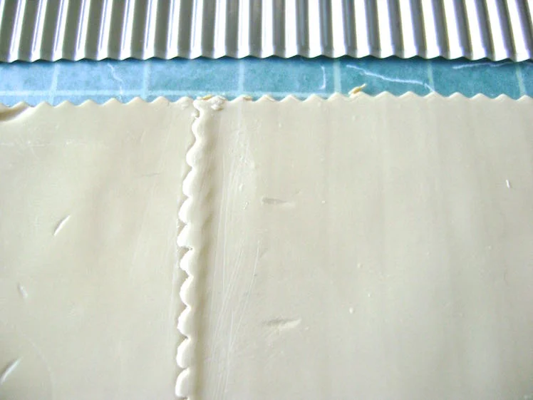 step 3 - Be sure to cut both horizontal and vertical edges of the clay with the blade.