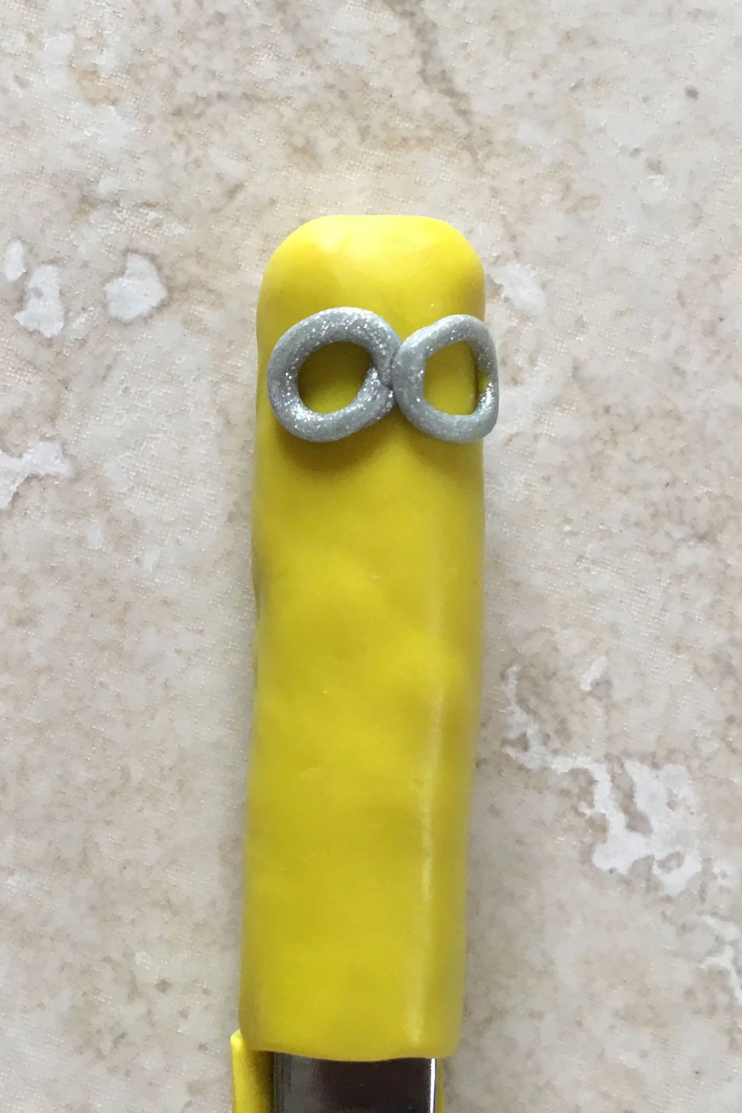 step 6 - Place the goggles on the upper face.