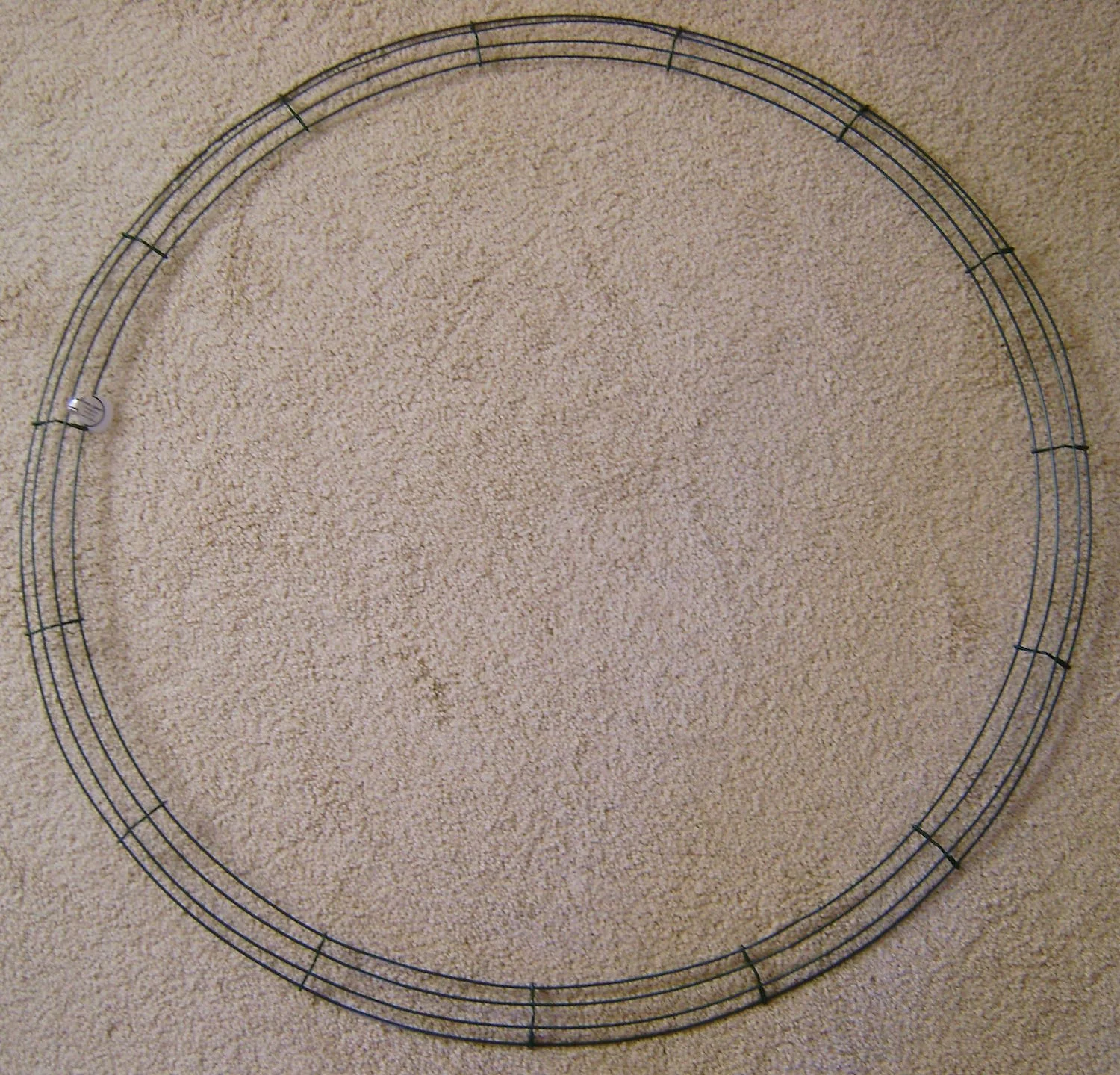 The skinny 36” wreath is made with four circular wires.