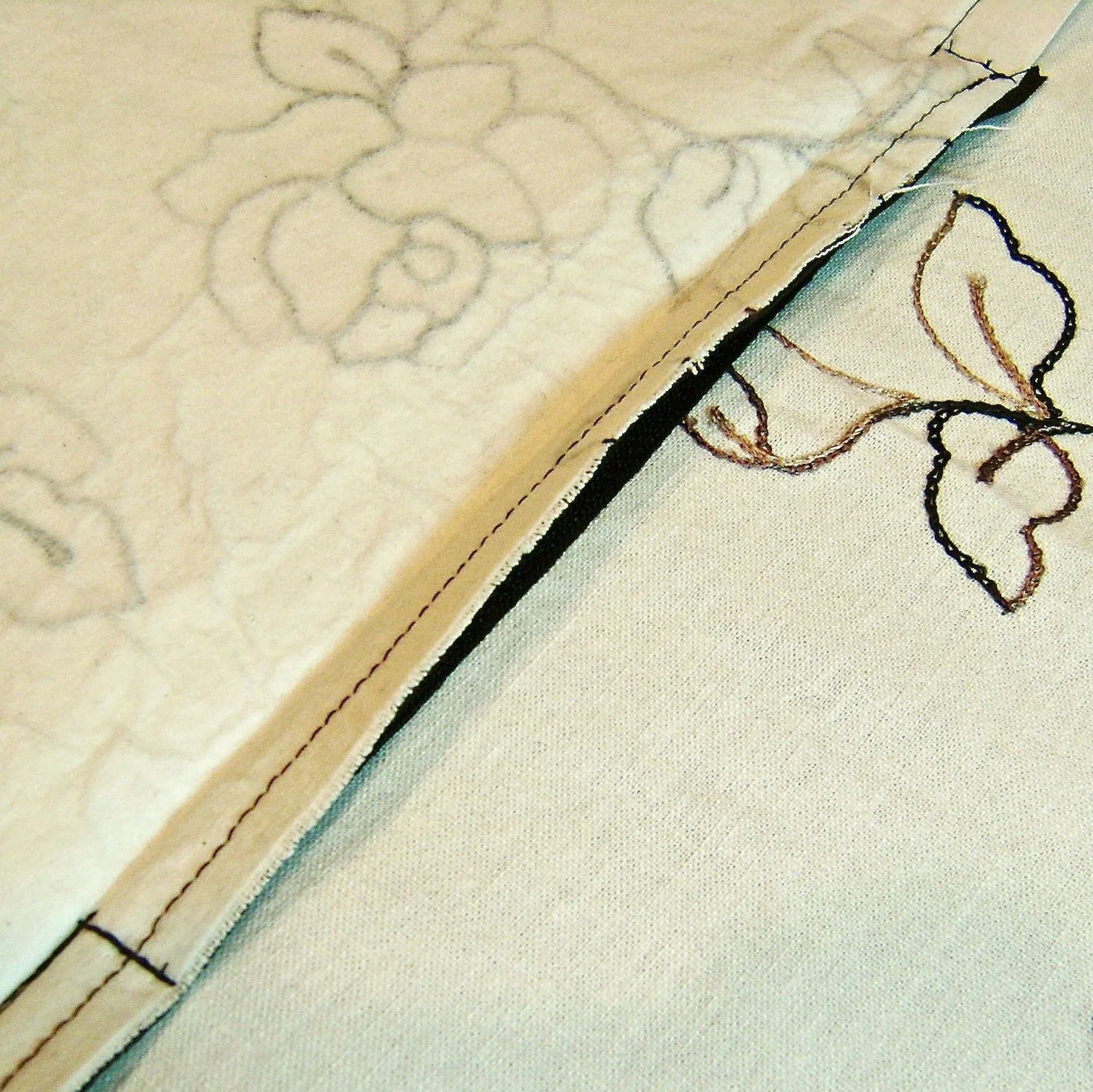step 4 - On the wrong side of the fabric, sew the other edge of the zipper to the pocket edge, with right sides together. At both ends of the zipper, sew a few vertical stitches to secure the seam allowance to the purse.