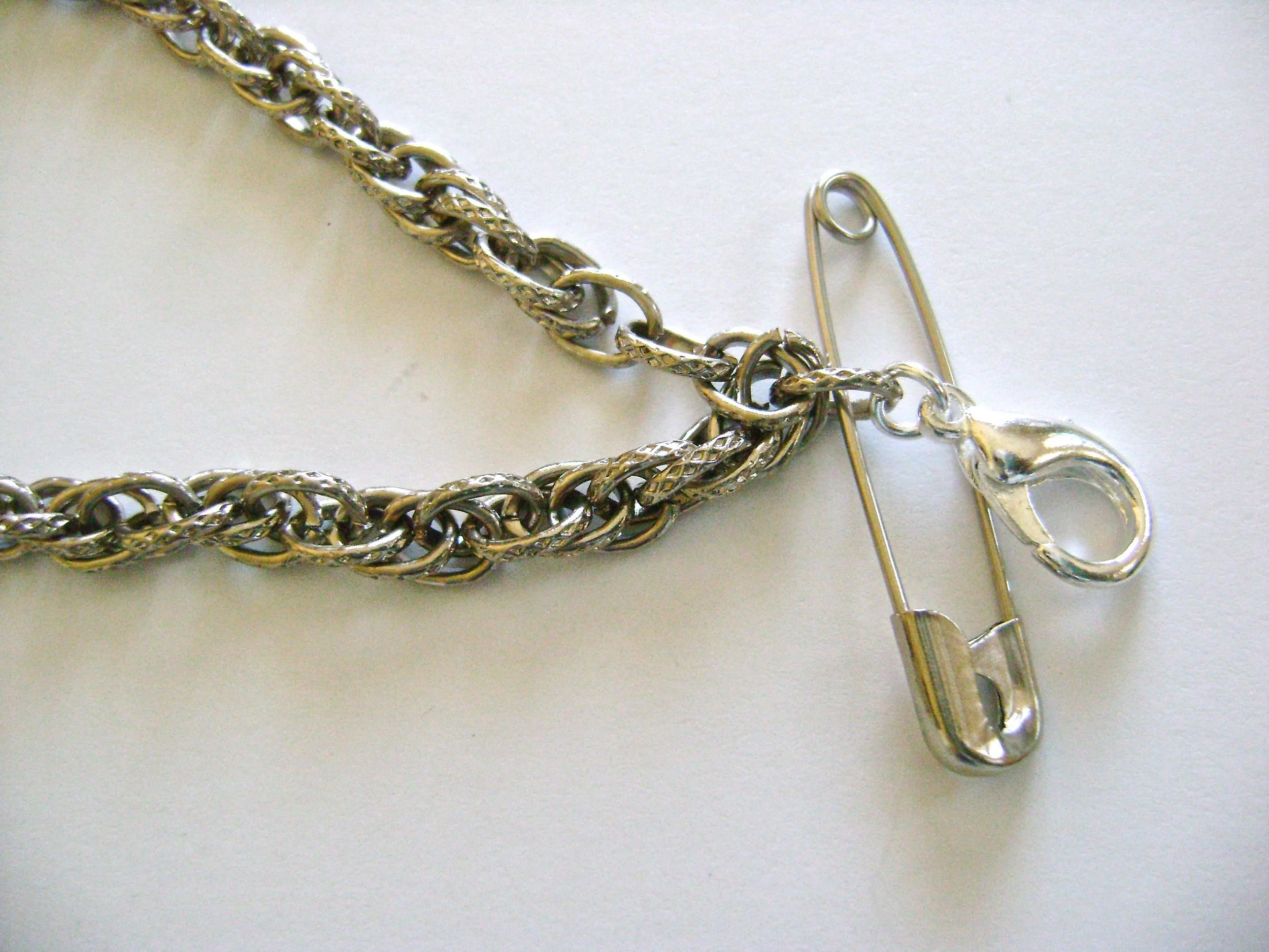 step 7 - When the fit is correct, attach a clasp to the link and remove the safety. On the other strand, replace the safety pin with a large jump ring.