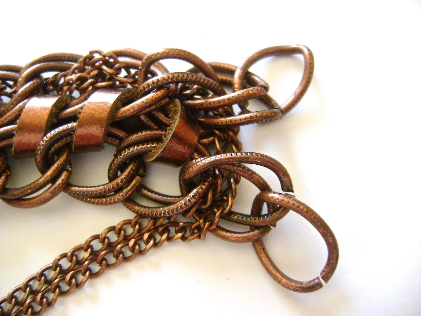 step 7 - When you get to the end, bring the chain through the double links and move to the other side of the bracelet weaving the chain.