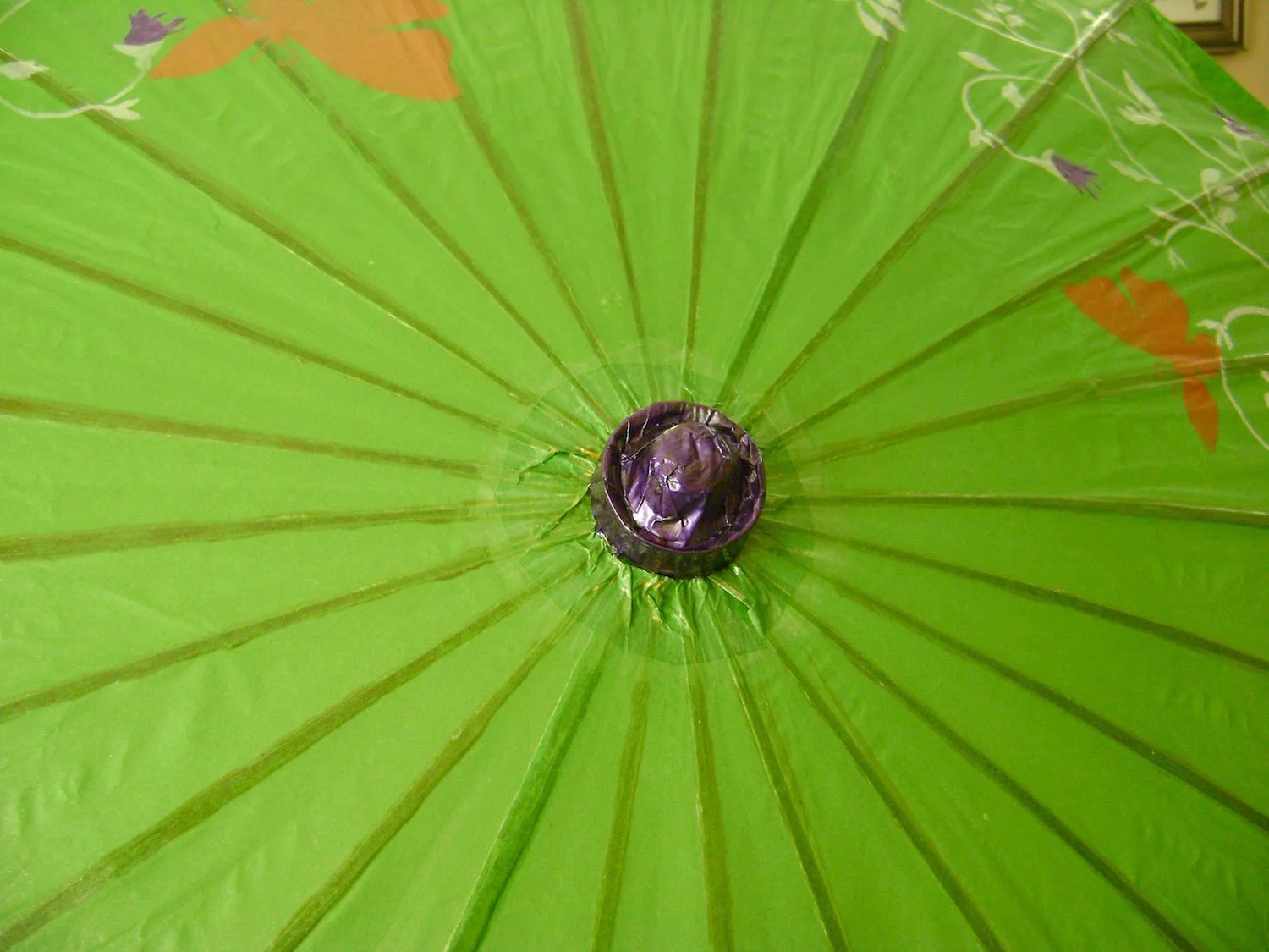 step 7 - Paint the center top of the parasol with purple pearl paint.