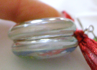 Wrapped wire rests between the glass edges.