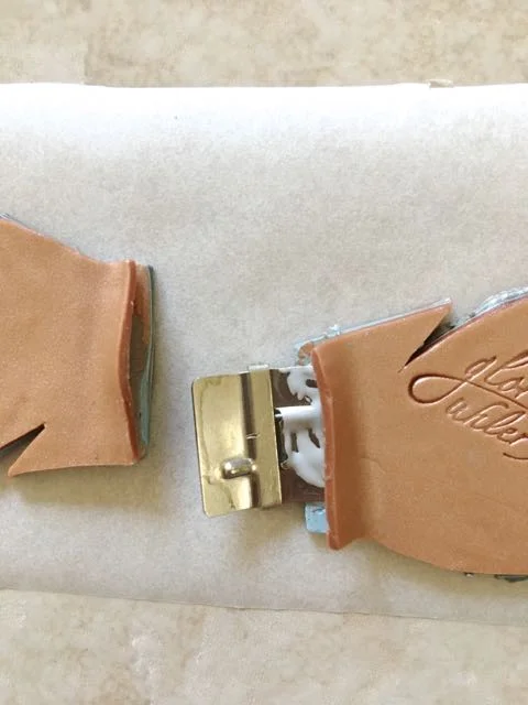 step 20 - Apply liquid polymer to both flat sides of the hinge and insert it between the layers. Position the other feather against the hinge, applying glue in the same way.