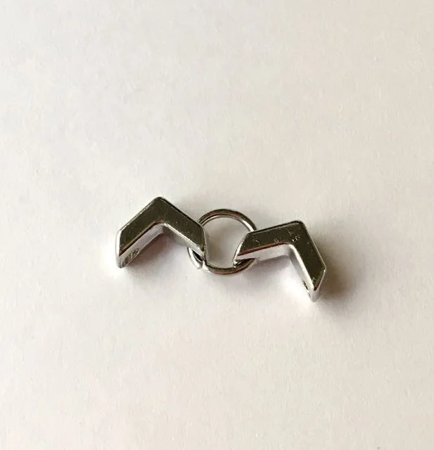 step 2 - Close the jump ring. If you have doubts as to how to correctly open and close jump rings , see the directions.