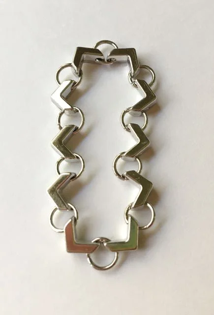 step 4 - Continue creating a chain of beads adding a total of ten. Close the chain with the last jump ring.