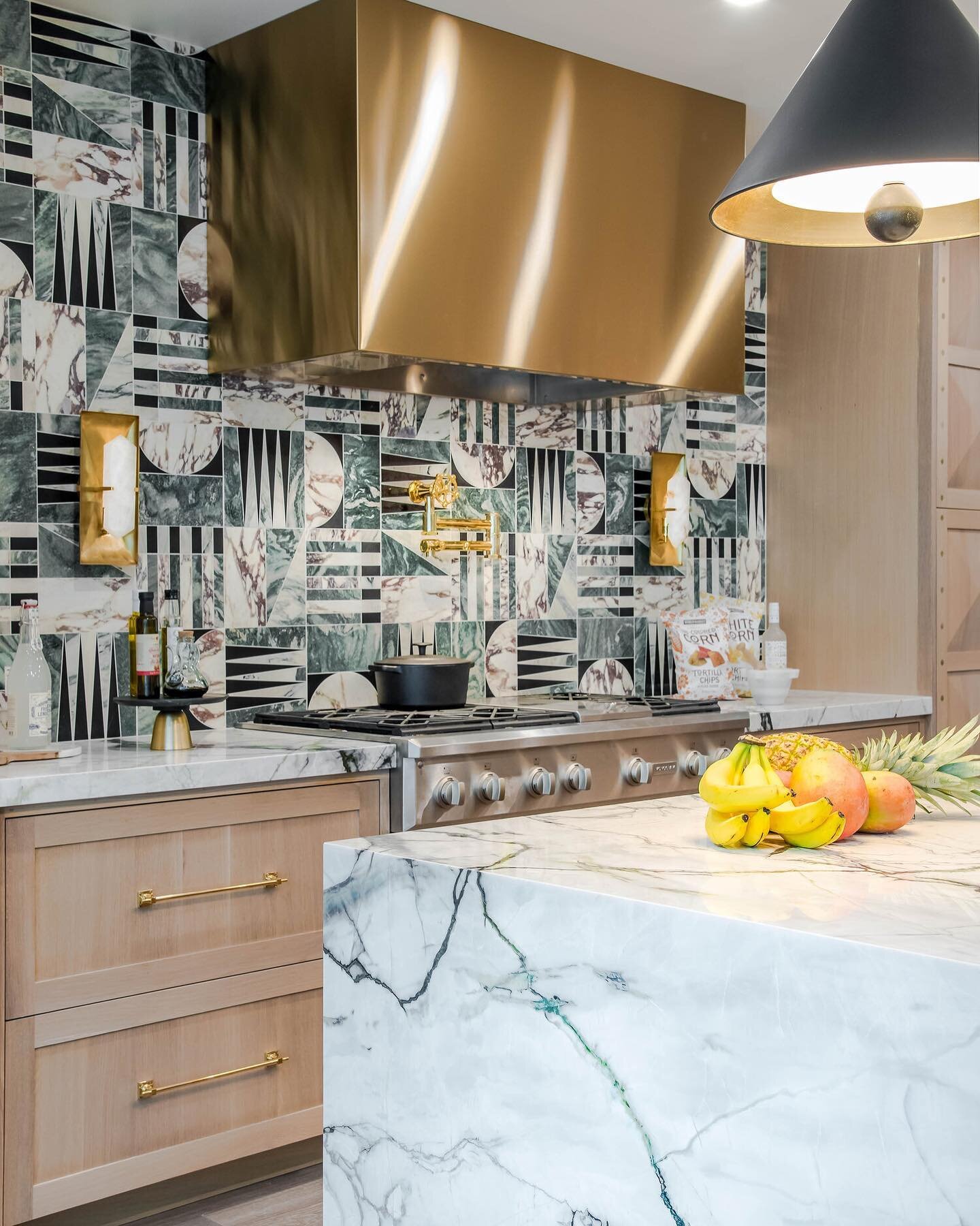I just can&rsquo;t get enough of the bold colors and shapes of this Euclid tile. Here we contrasted it with natural wood cabinets and brass accents. Out with the old, and in with the bold!
#luxurykitchendesigns #luxurydesigners #sanantoniodesigners #