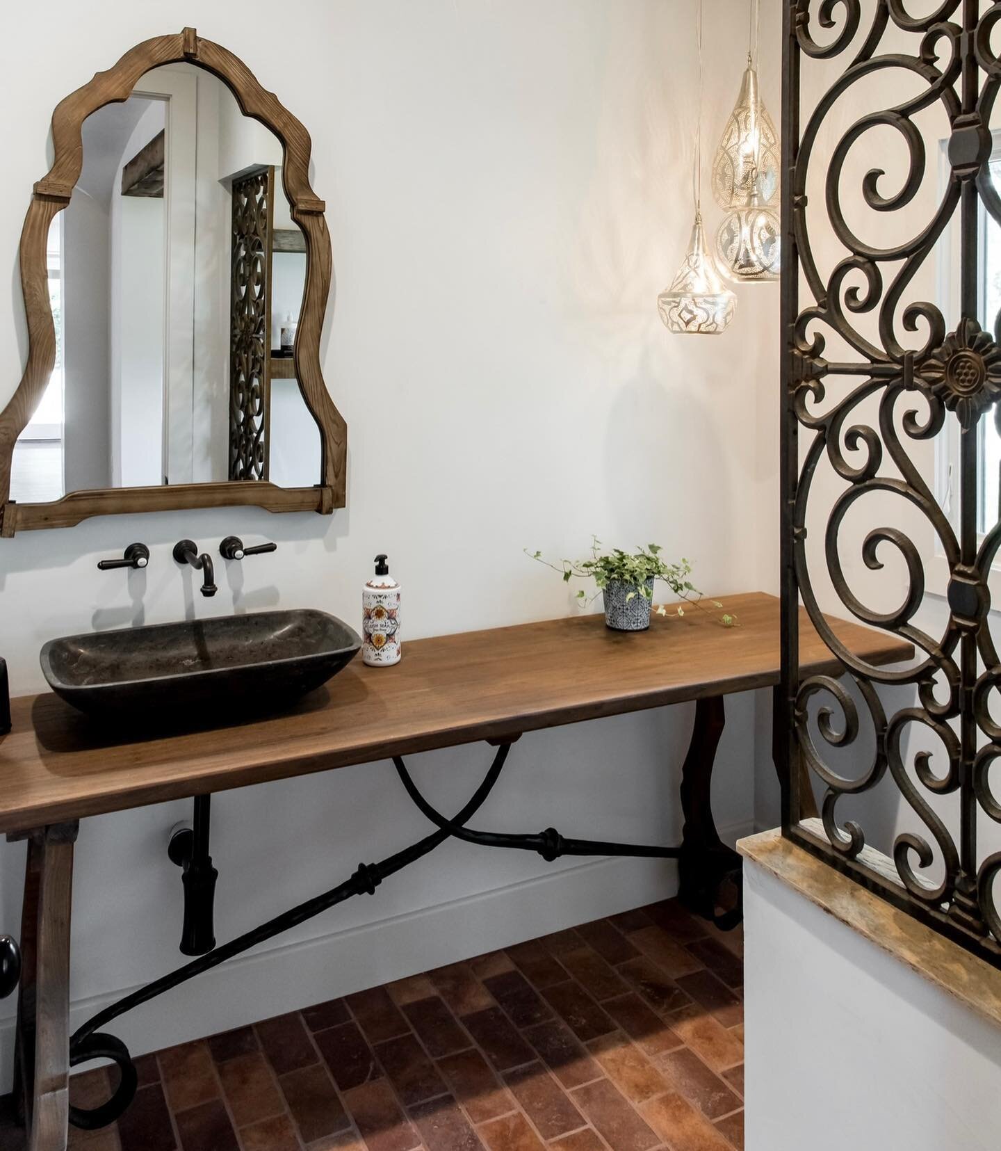 The powder bath is usually the smallest room in the house, but that doesn&rsquo;t mean it can&rsquo;t be big on style.  #luxuryhomes #powderroom #sanantoniodesigner #luxuryinteriordesigner #awardwinningdesign #traditionalhome #spanishhomes #vesselsin