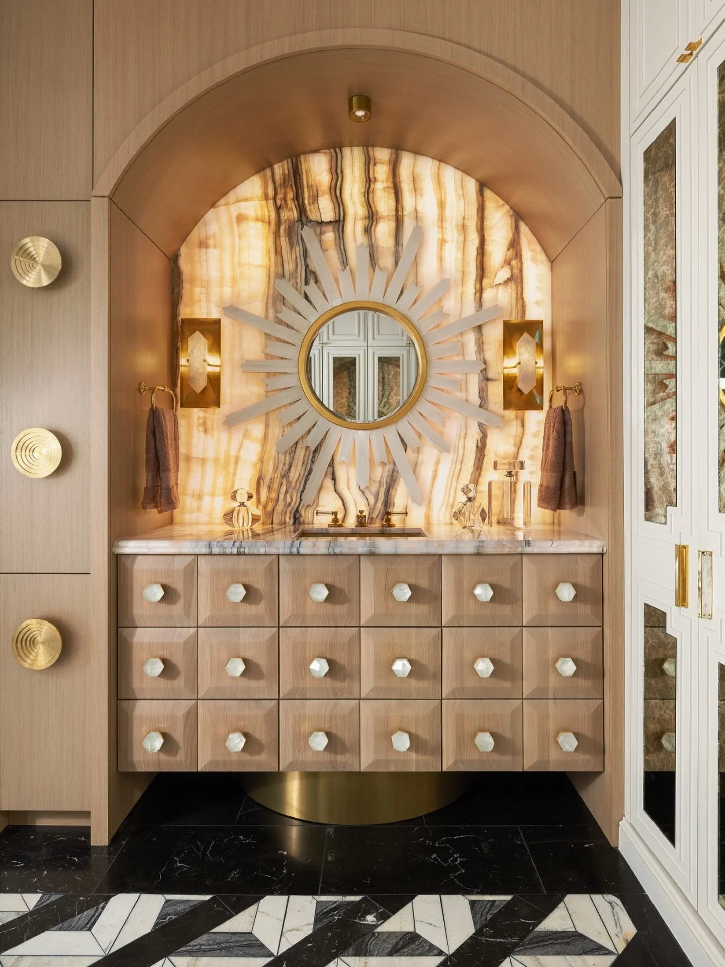 More is more, anything less is a bore&hellip;. 
#beyounique #luxuryliving #luxurybathroom #artdeco #bathroomdesıgn #onyxstone #sanantoniodesigner