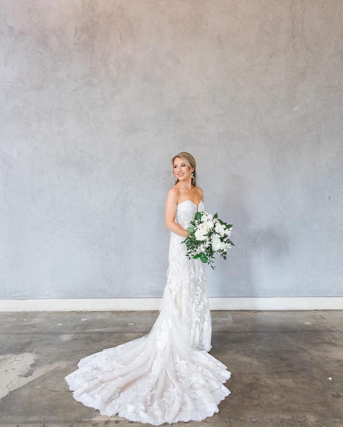 Such a classic, beautiful couple and wedding! 🤍🫶
&bull;
&bull;
@rkweddingsandevents 
@kimberlyharrellphotos 
&bull;
&bull;
#dallaswedding #dallaseventvenue #warehousewedding #dallasevent #weddingvenuedallas #weddingvenue #brakeandclutchwarehouse #b