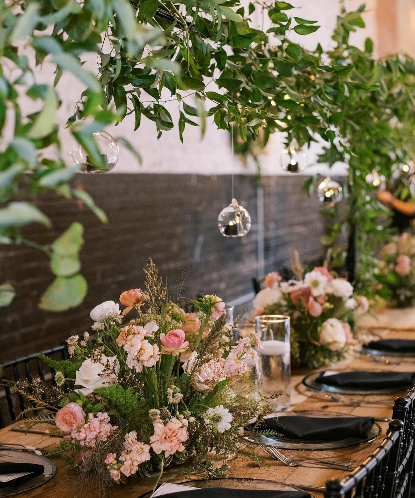 🖤 Warehouse wedding with a modern and elegant impact. 🖤 ➡️Swipe to see the B&amp;W checkered dance floor ▪️▫️and Twigs + Twine (@twigsandtwineevents) left no detail behind. They brought in black chivalry chairs, added overhanging florals and hangin