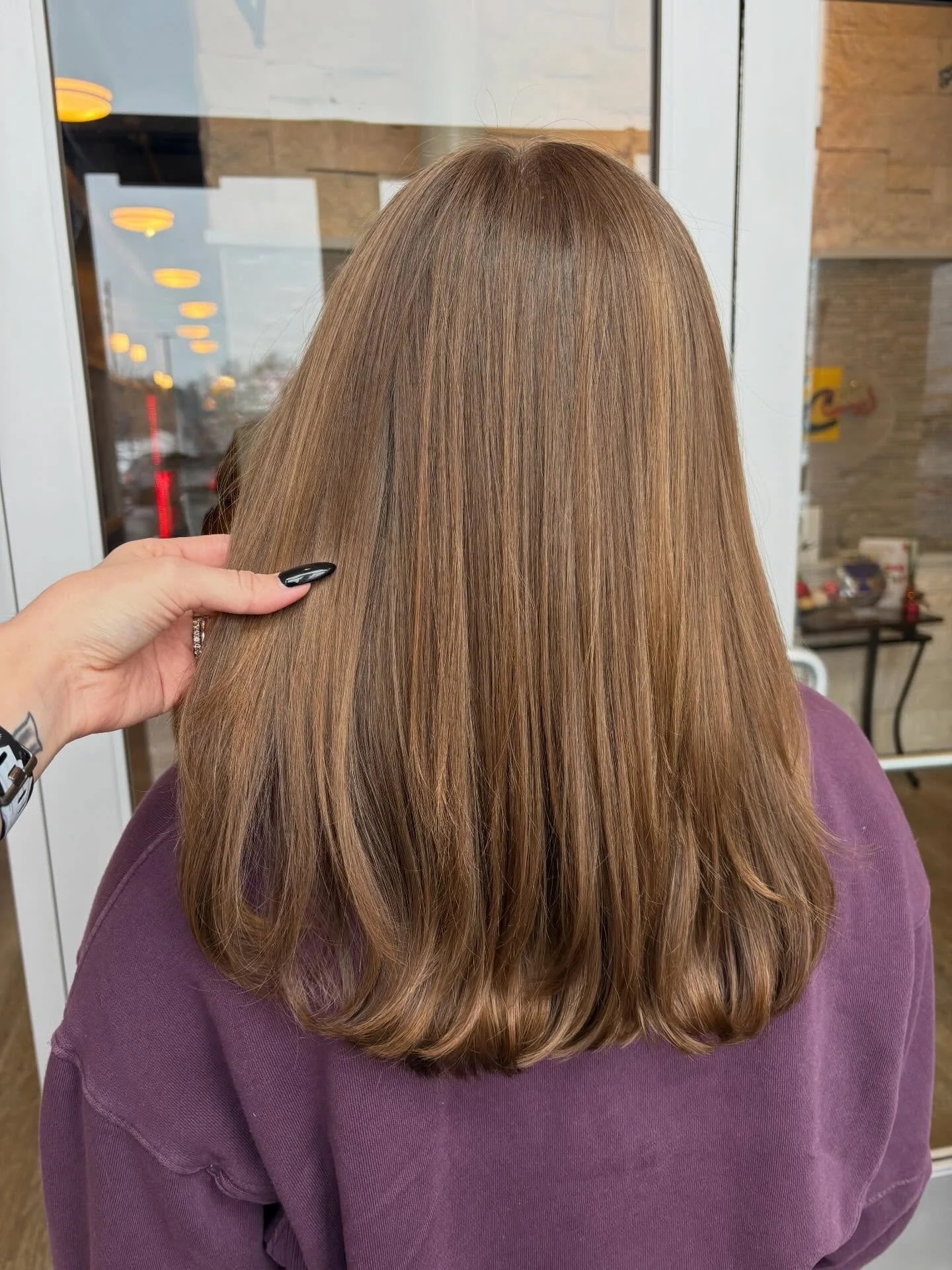 Cut it offfff🫀✂️

Loved chopping off this length and refreshing the shape by adding in more layers and face framing and of course some bangs 🙌🏻 

If you want your hair done with me - lmk! I&rsquo;d love to do it for you. Send me a message and I ca