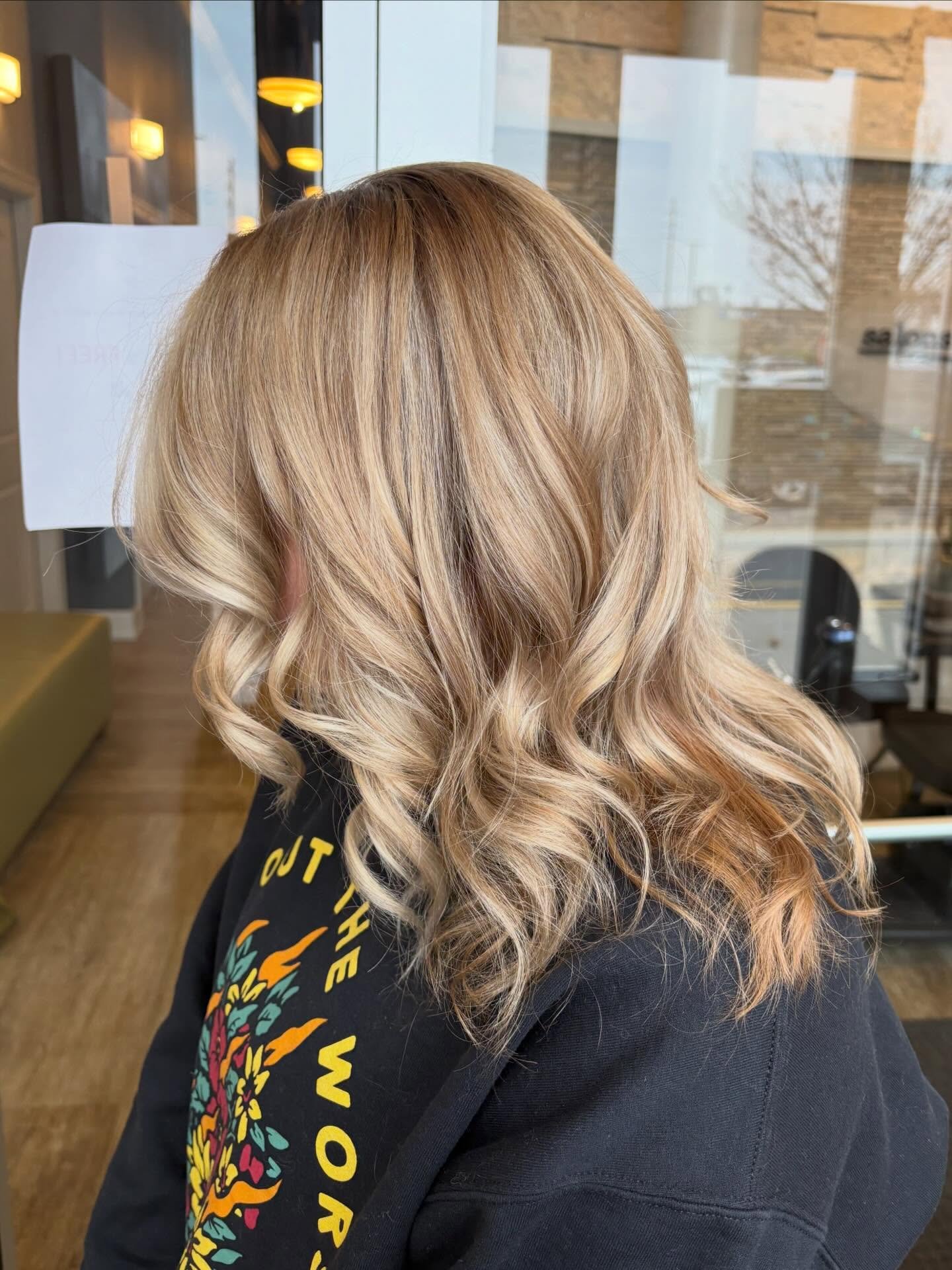 Peakkkk 😮&zwj;💨 perfect refresh of these r00tz 🌙 

I&rsquo;d love to do your hair. If you have any interest in hanging&hellip; lmk!! send me a message and say hey 👋🏻 we can work it outtt. 

#dimensionalblonde #longislandhairstylist #bayshoreny #