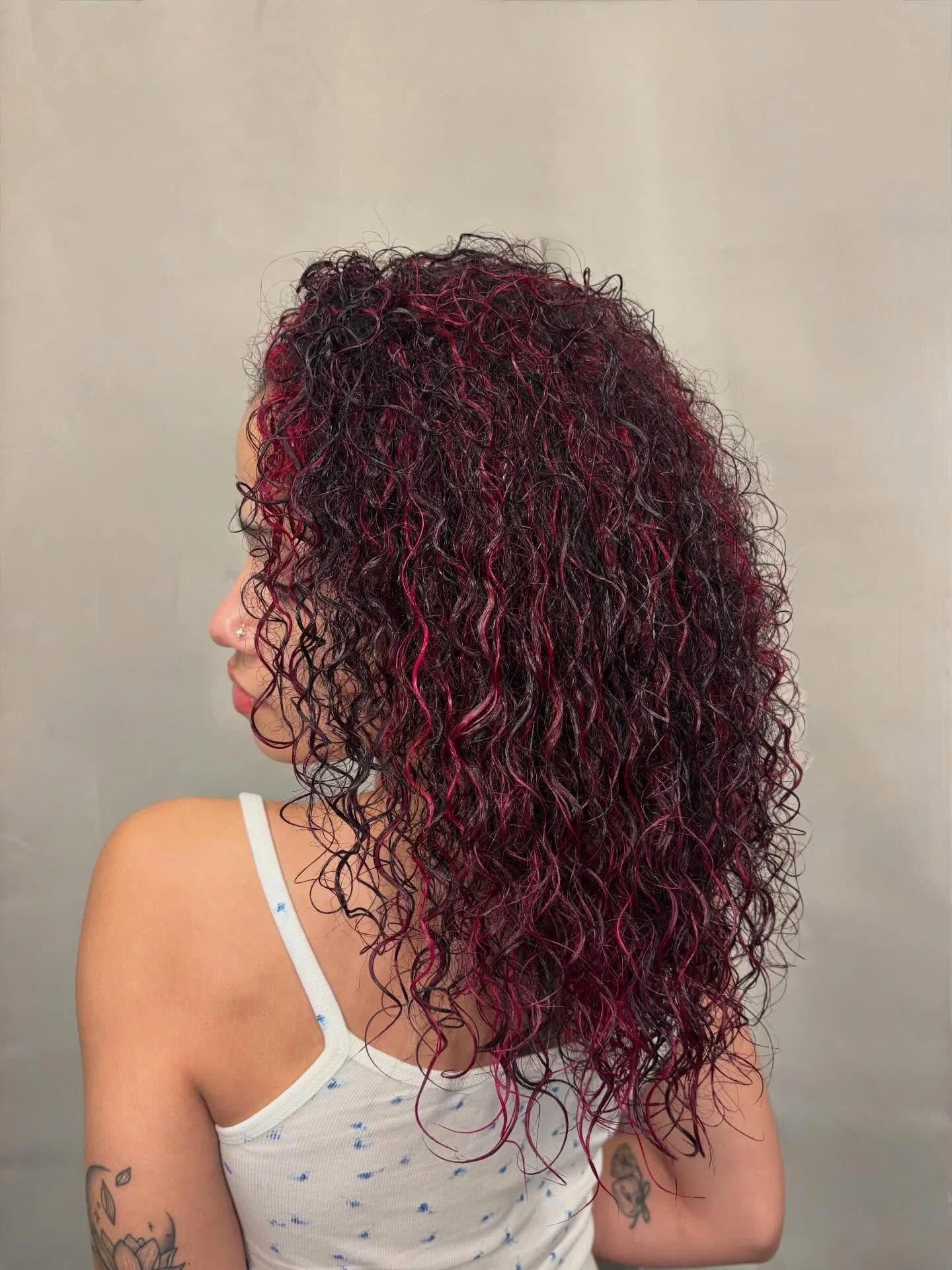 Gothie 💞🕸️

Took these curls to the next level by adding a full head of highlights to be able to make the coolest pink. I did a majority of these foils in slices and added in a money piece to make that shit popppp. I had so much fun hanging this da