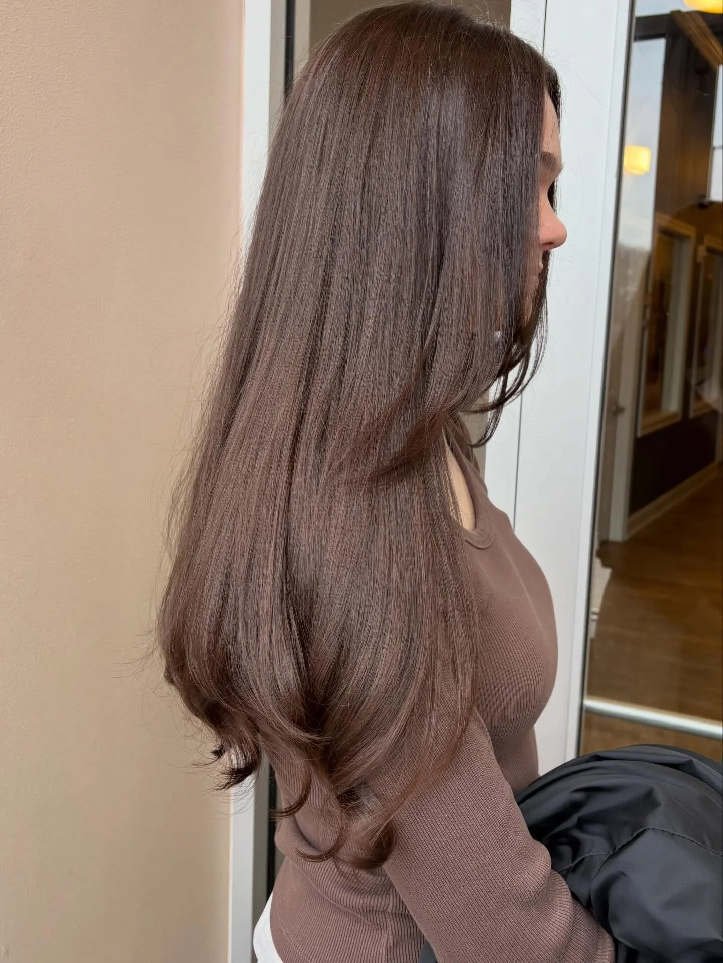 Took this long hair and gave it movement by adding layers and face framing while still maintaining length 🫶🏻 Thank u for the trust!! 🖤 

If you&rsquo;re interested in getting in my chair lmk! Just send me a message with any ideas and we can talk i