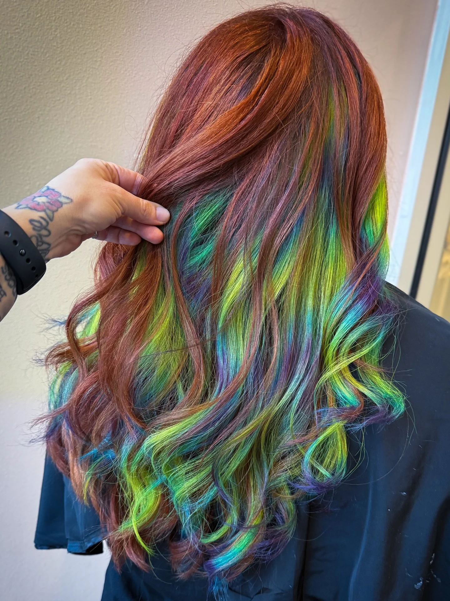 Did some cool toned prisms in a copper base today. I couldn&rsquo;t wait to post this one cause it&rsquo;s just so awesome. 
I&rsquo;d love to do more of this in any color palette in a natural or vivid base 👀😉

#prismhair #haircolor #copperhair #vi