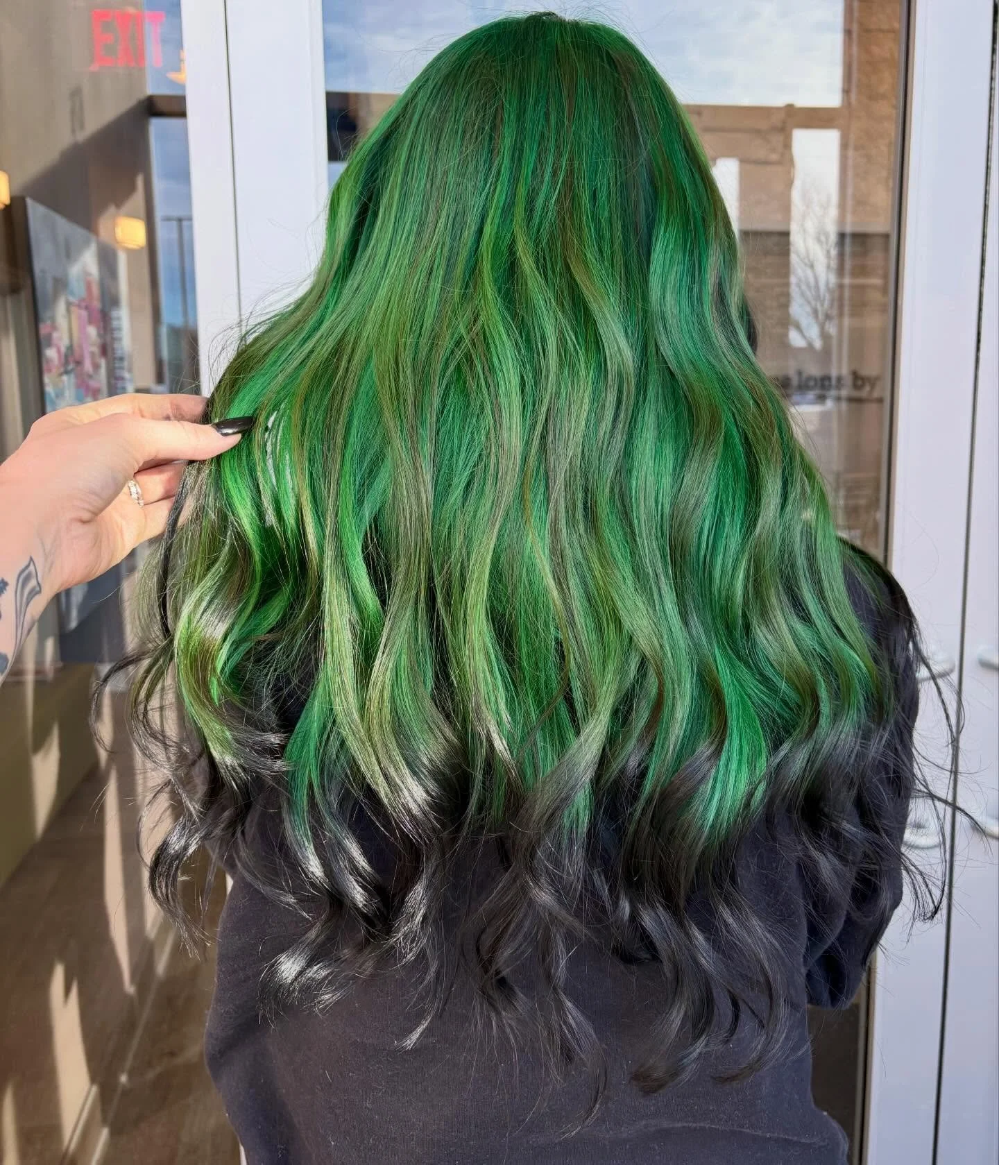 Haunted forest 💚🕸️🖤 touched up this green &amp; black by refreshing them rooootz with fresh foils and laid over some green + yellow to color correct unwanted blue tones and of course adding our fav black backkk tf innnn🕷️ 

You know who would loo